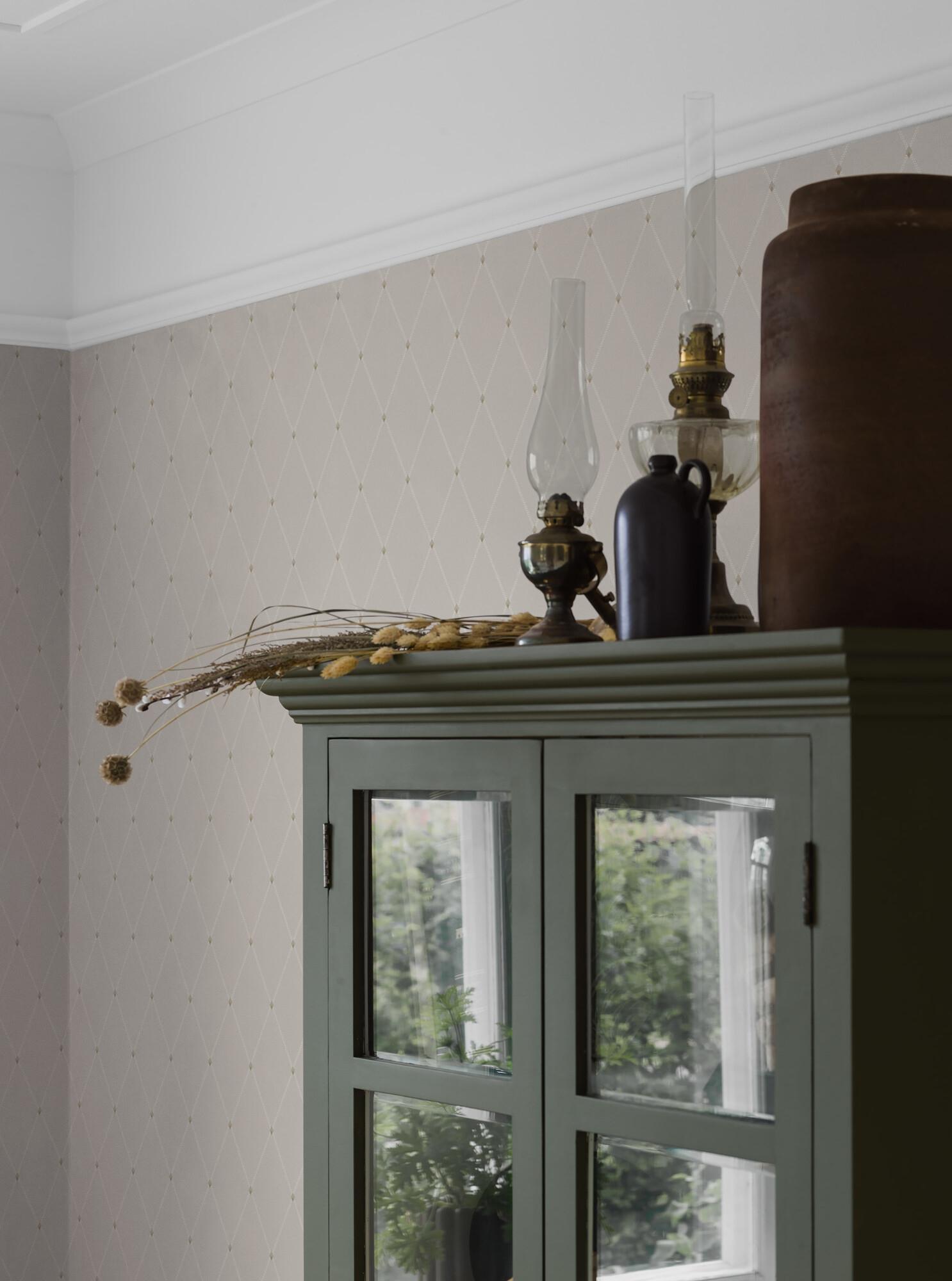 Fredrik tapet med trellis mönster i vit och beige. Från kollektionen timeless traditions. Nonwoven-material med rak passning.