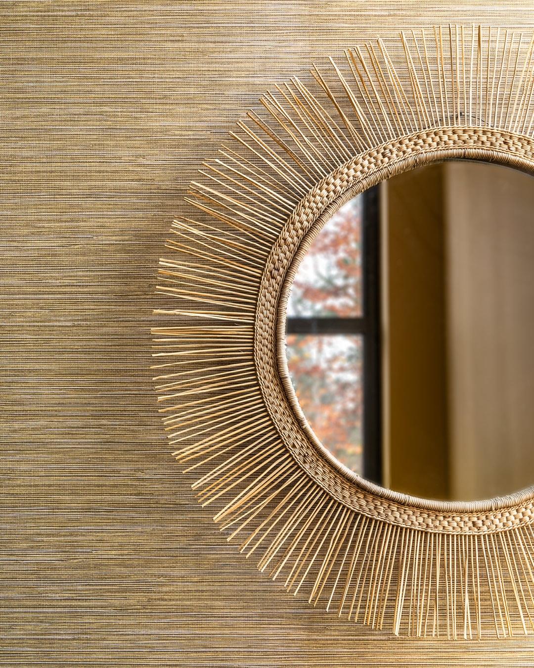 Grass Cloth tapet med botaniskt mönster i beige. Från kollektionen Tahiti. Nonwoven-material med rak passning. Passar i vardagsrum, matsal och hall.