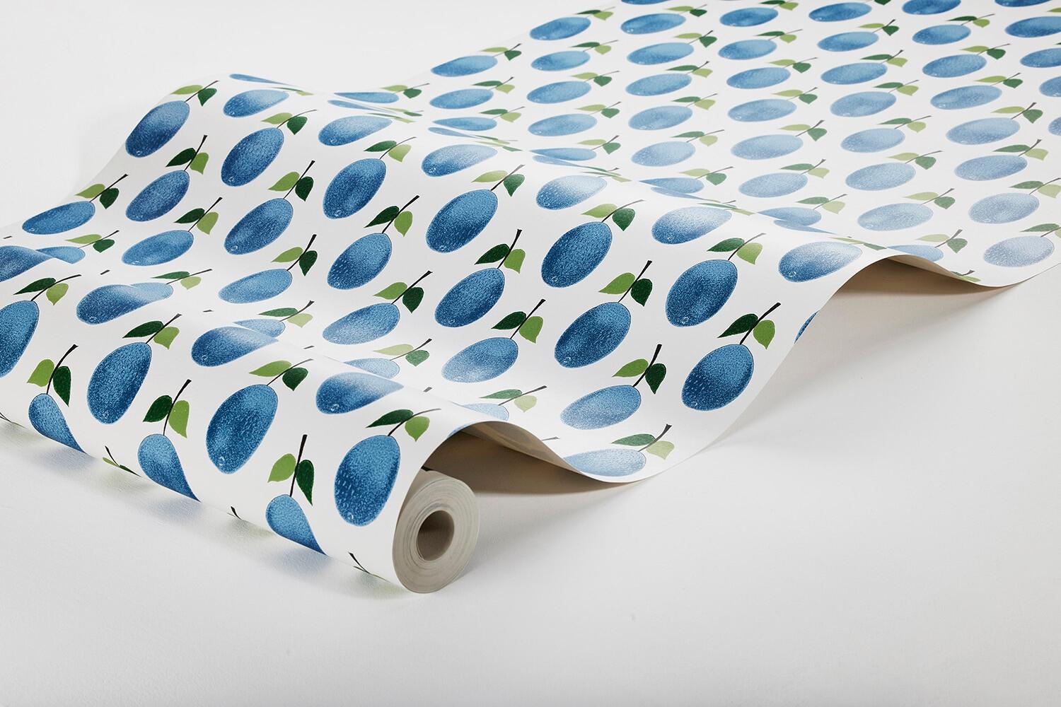 Stig Lindberg Prunus tapet med botaniskt, retro mönster i blå. Från kollektionen Scandinavian Designers III. Nonwoven-material med rak passning.