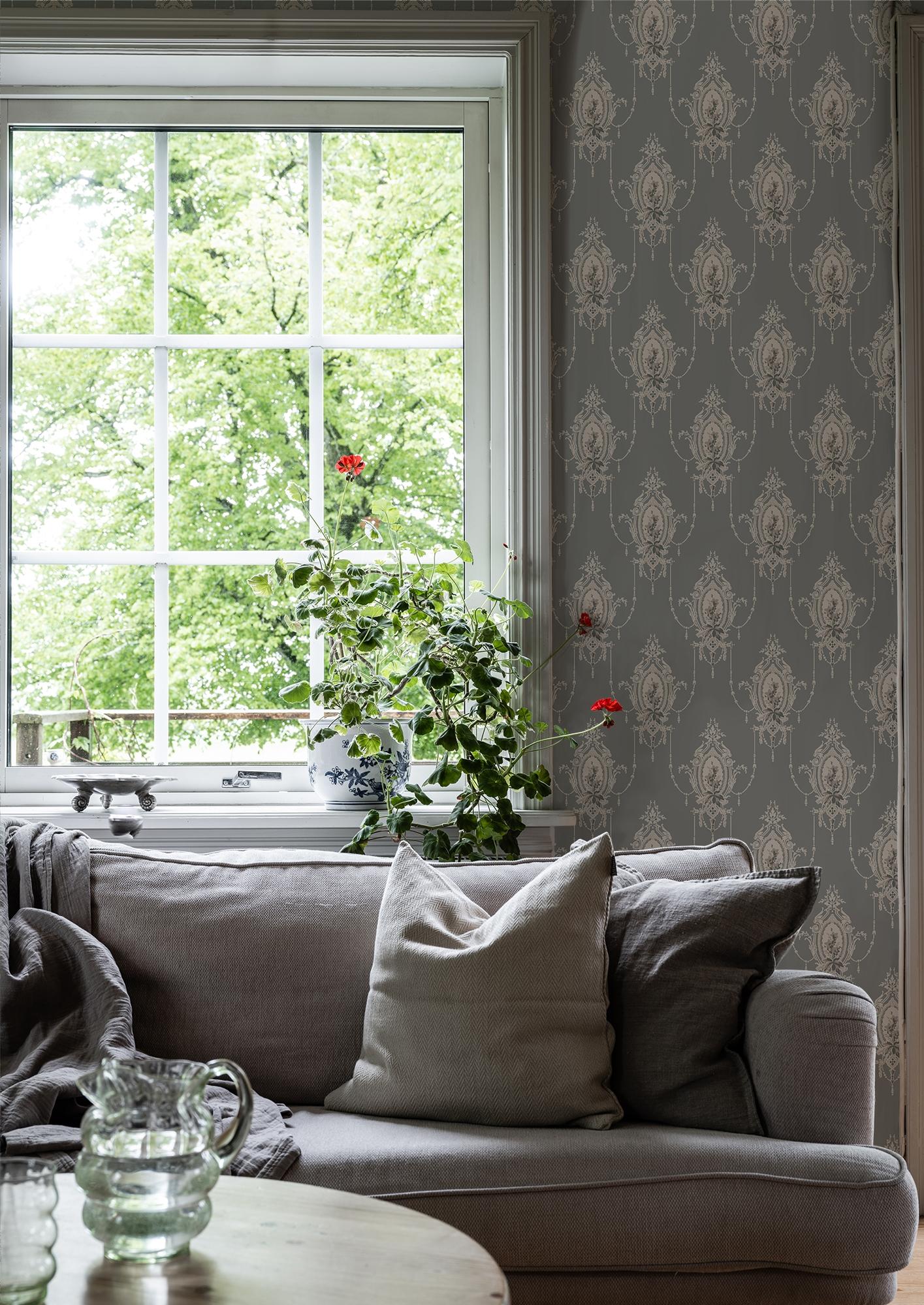 Edsbyn Blå tapet med medaljonger mönster i blå. Från kollektionen Gammalsvenska klassiker 1850–1950. Nonwoven-material med rak passning. Passar i vardagsrum och matsal.