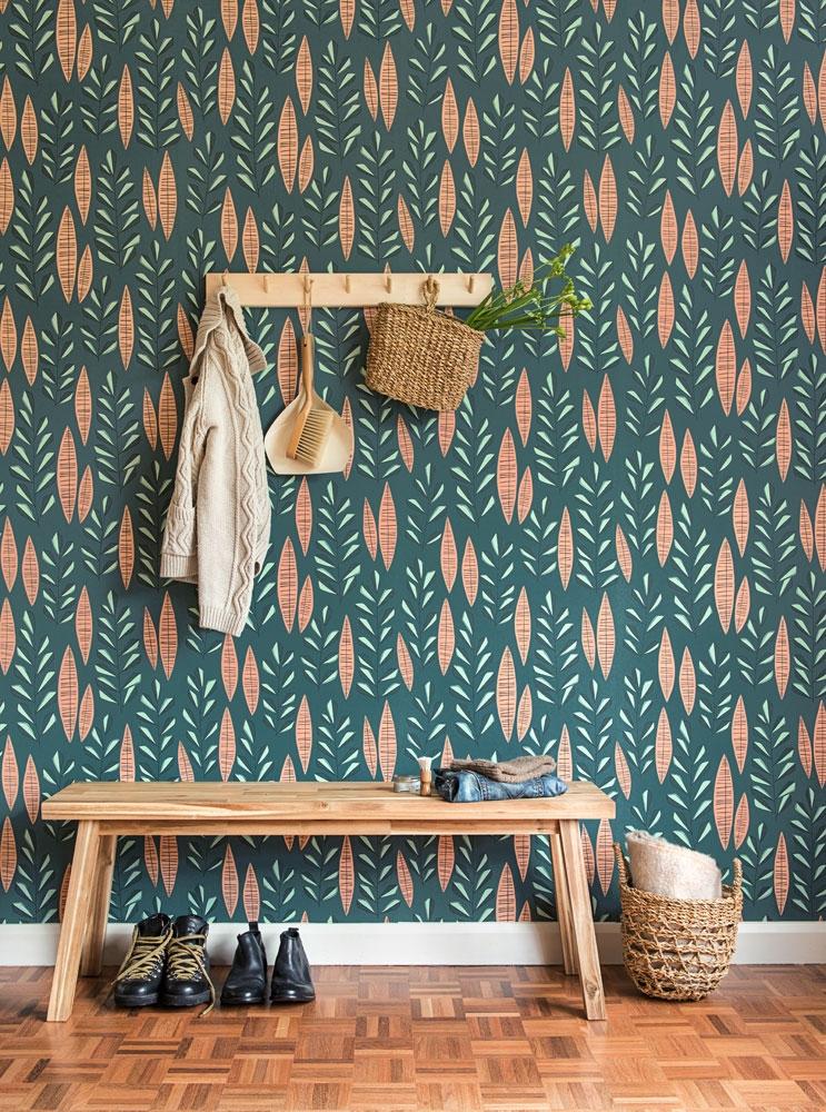 Garden City tapet med botaniskt mönster i turkos. Från kollektionen signature. Nonwoven-material med rak passning. Vintage, lek-stil.