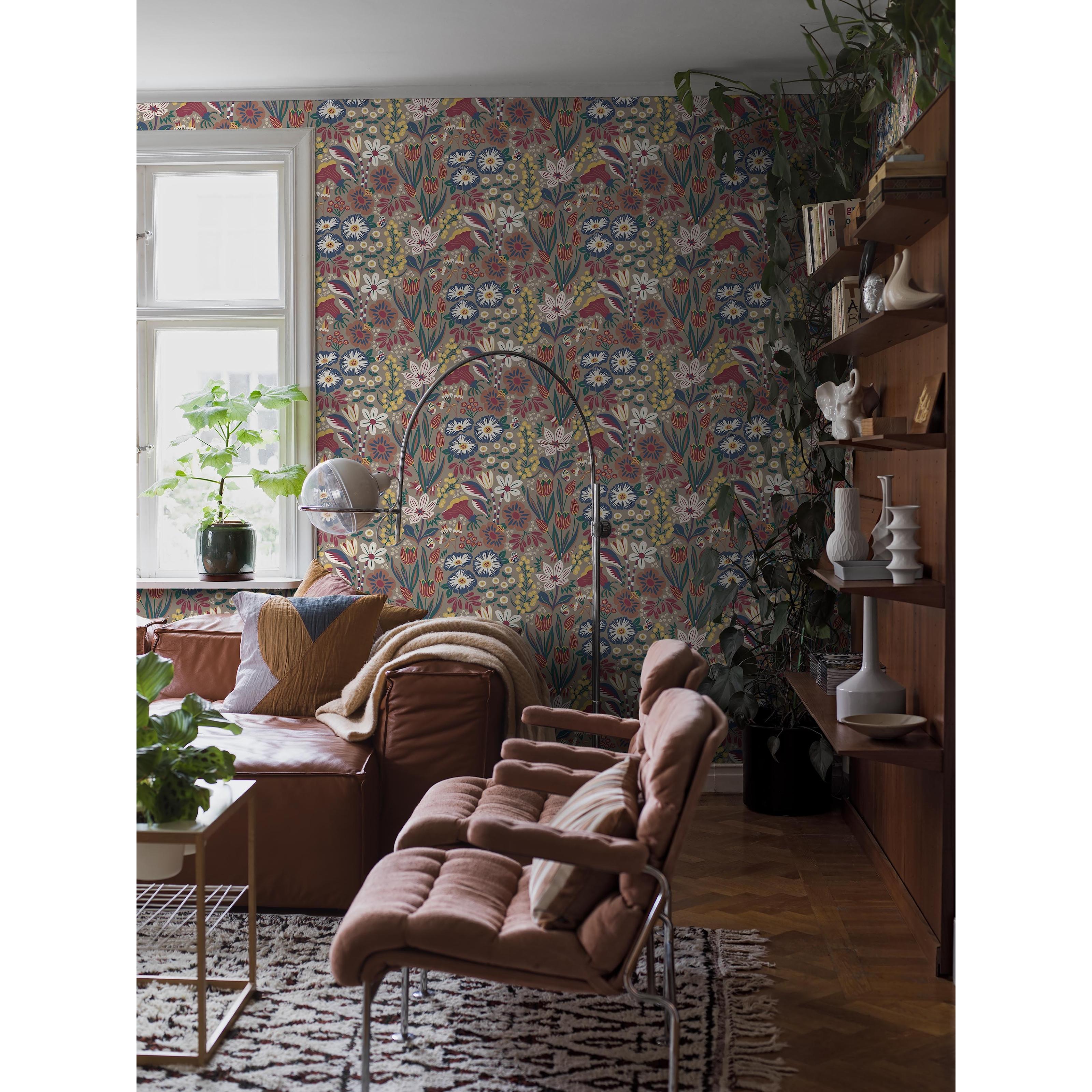 Hanna Werning Trädgården brun, tapet tapet med blommigt mönster i brun. Från kollektionen swedish designers. Nonwoven-material med förskjuten passning.