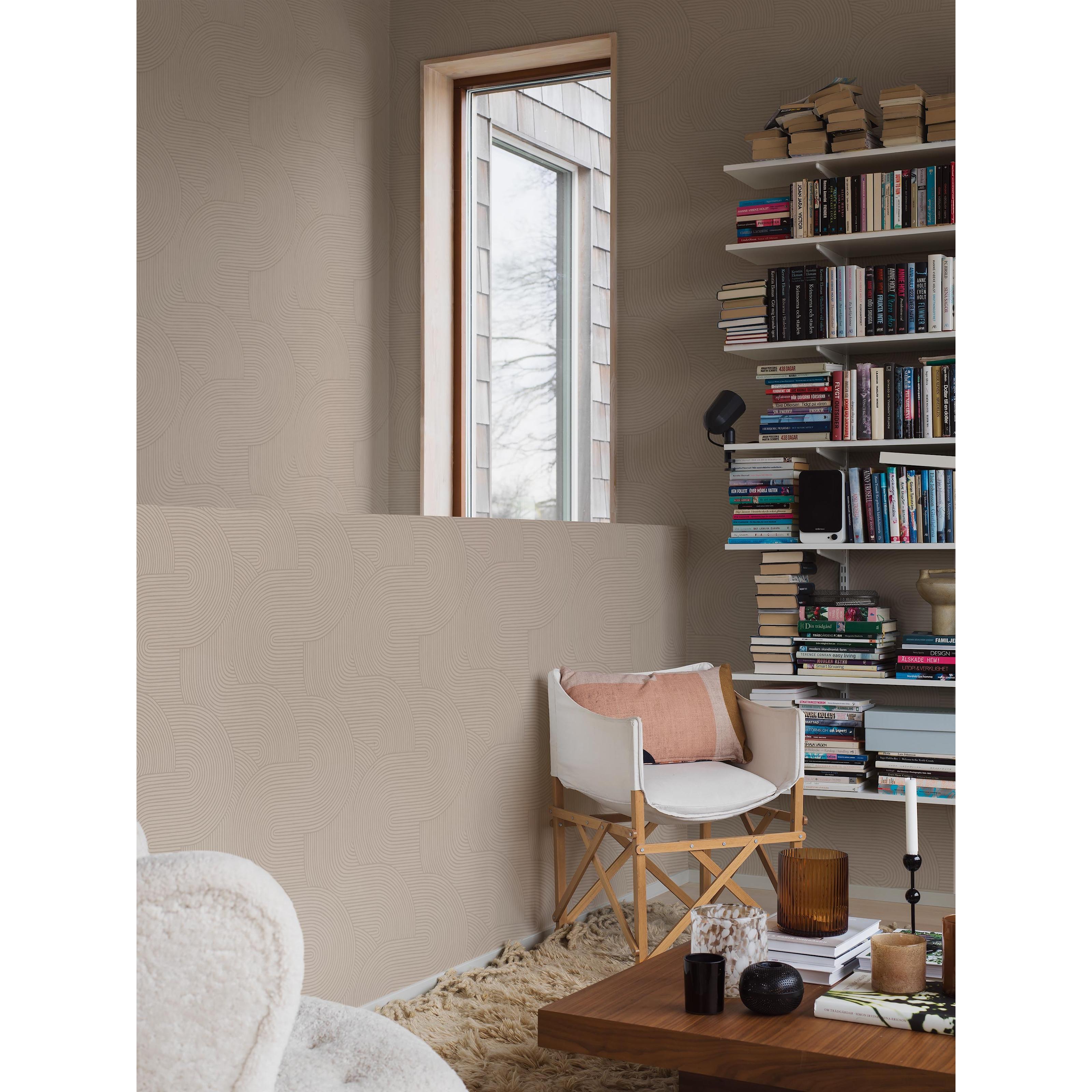 Zen beige, tapet tapet med grafiskt mönster i beige. Från kollektionen Graphics. Nonwoven-material med rak passning. Passar i vardagsrum.