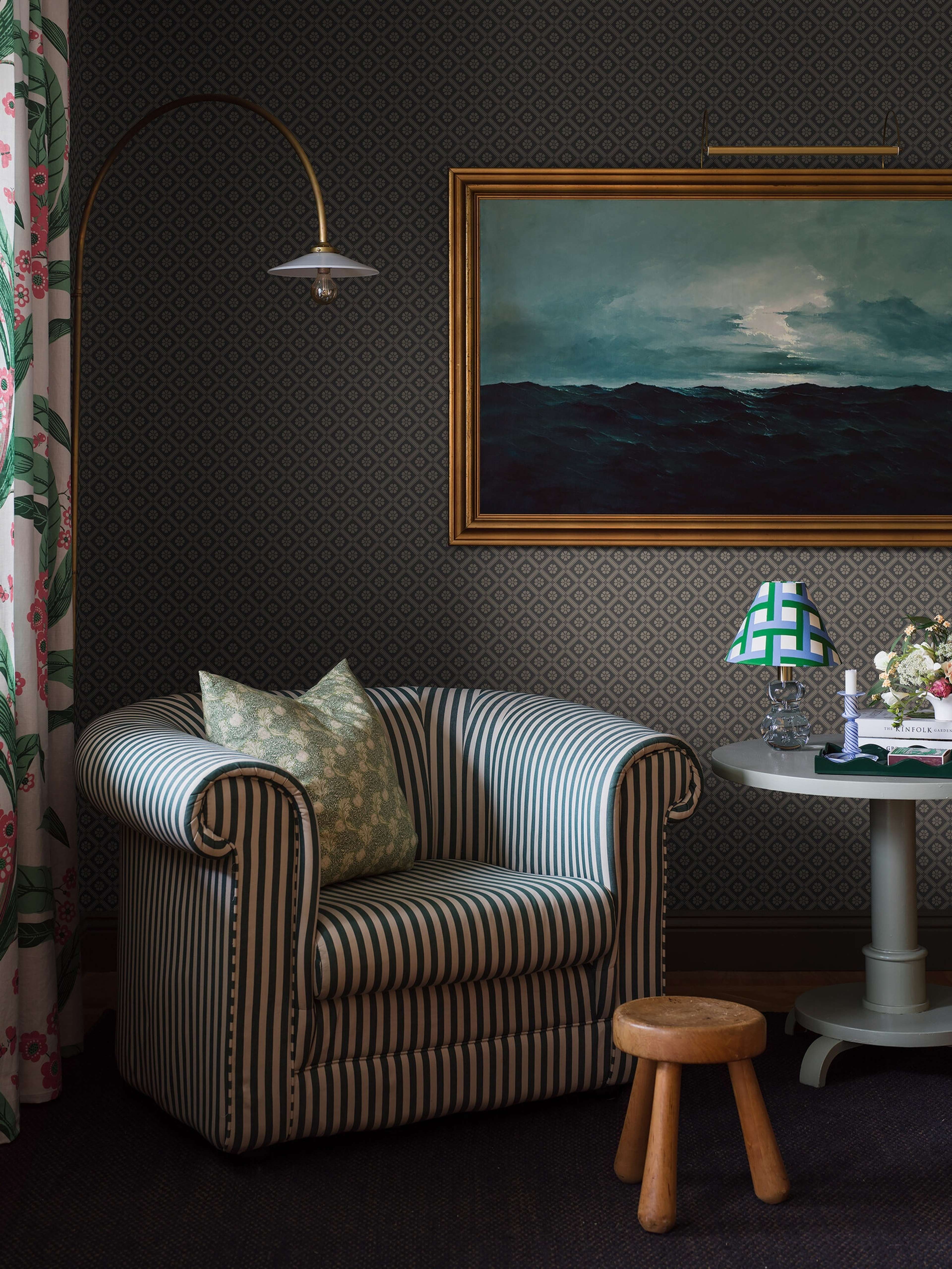 Love tapet med trellis mönster i svart och beige. Från kollektionen New Heritage. Nonwoven-material med rak passning. Passar i matsal, kök och hall.