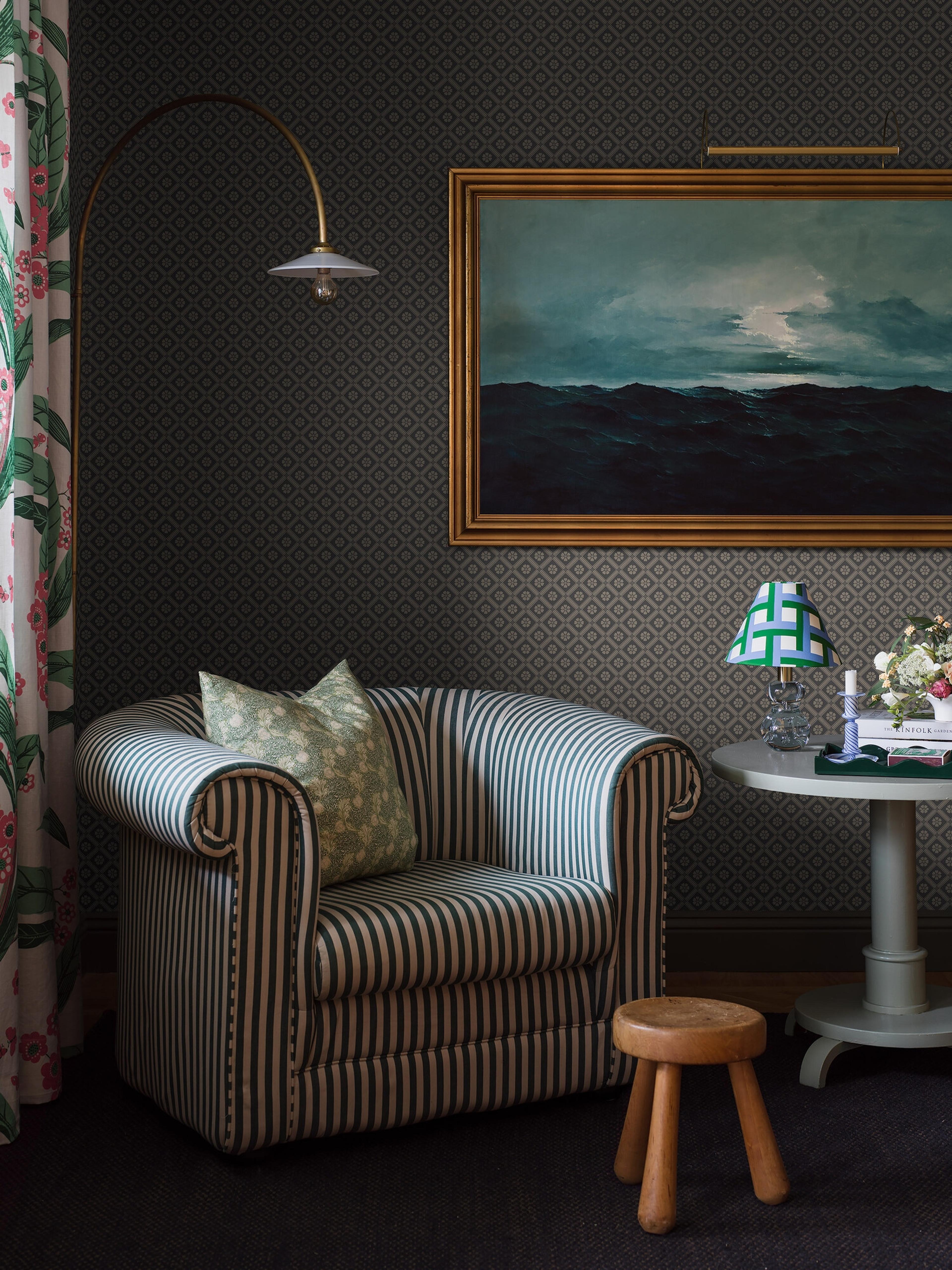 Love tapet med trellis mönster i svart och beige. Från kollektionen New Heritage. Nonwoven-material med rak passning. Passar i matsal, kök och hall.