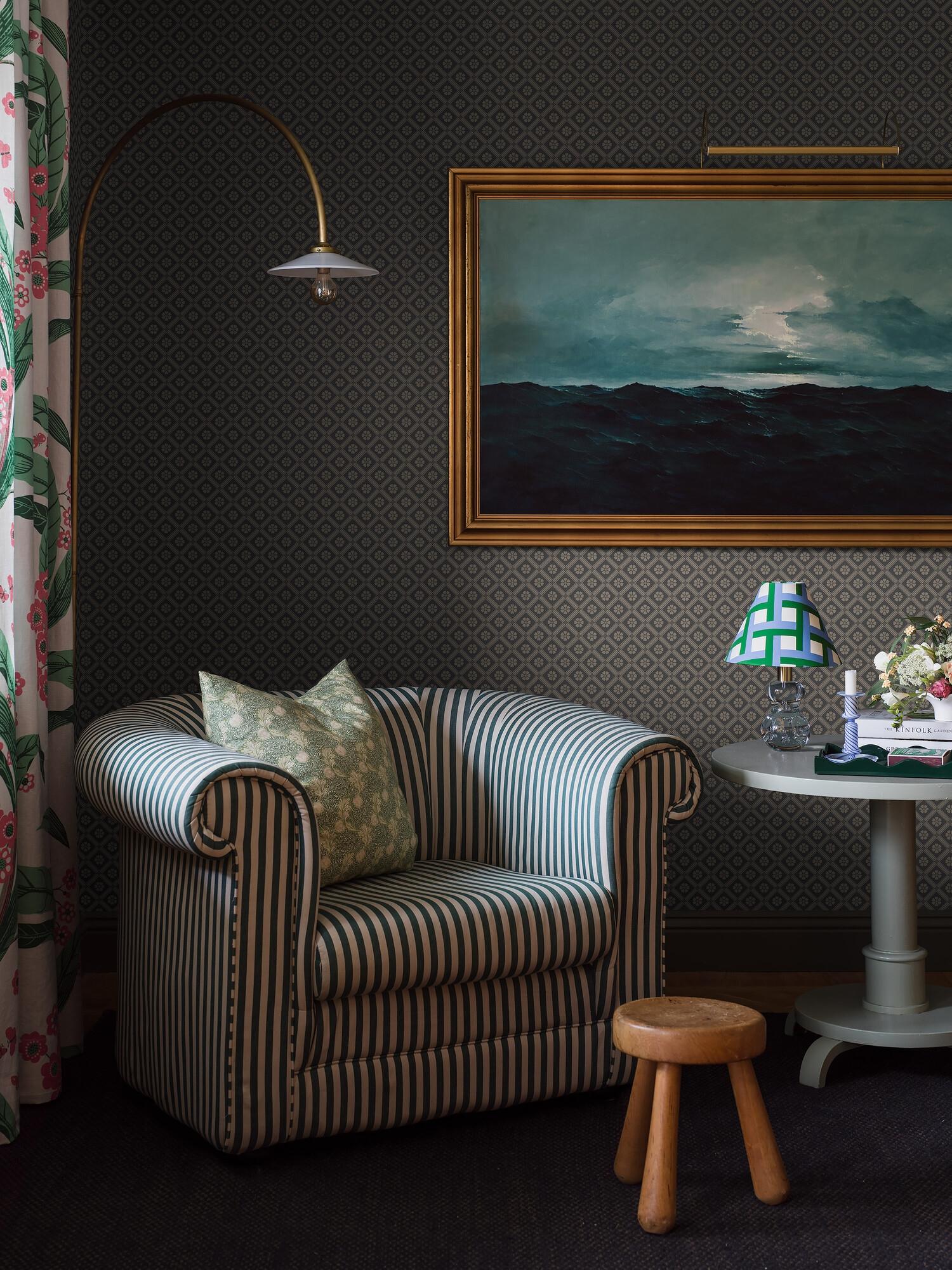 Love tapet med trellis mönster i svart och beige. Från kollektionen New Heritage. Nonwoven-material med rak passning. Passar i matsal, kök och hall.