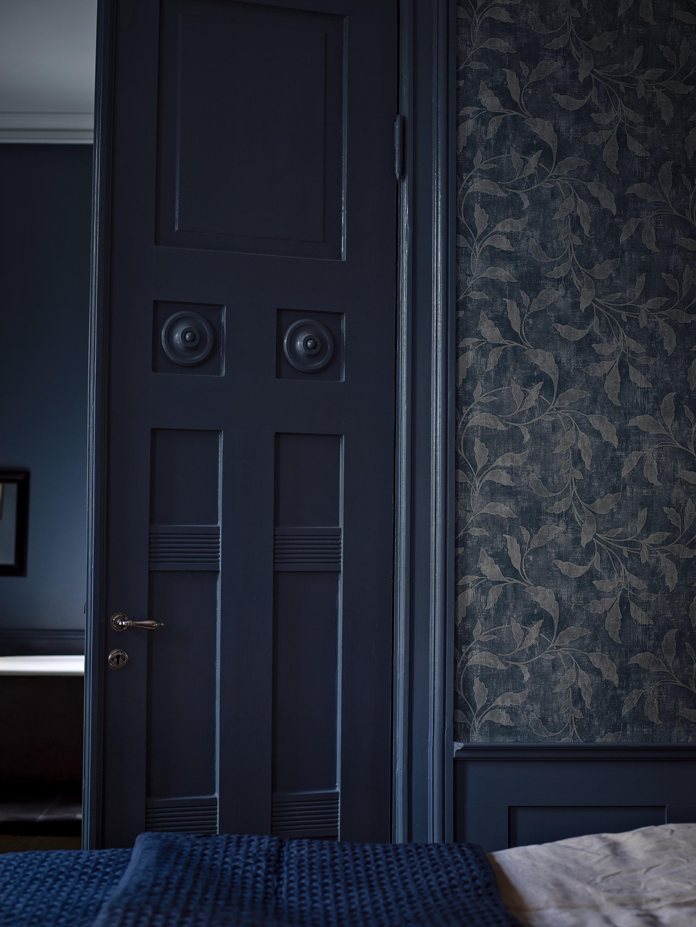 Rosewood Night tapet tapet från Boråstapeter med botaniskt mönster i blå. Från kollektionen Dreamy Escape. Nonwoven-material med rak passning. Vintage, lyx-stil. Passar i vardagsrum och matsal.