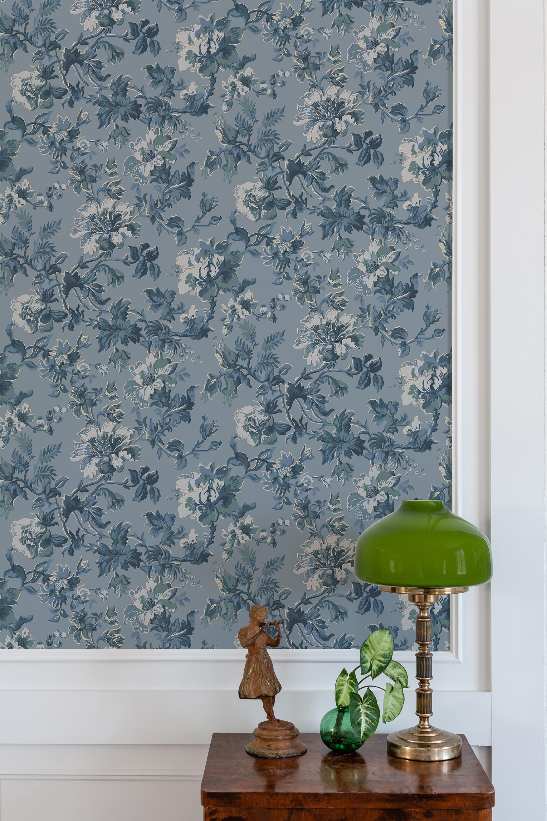 Britas hus, Blå tapet från duro med blommigt mönster i blå. Från kollektionen Gammalsvenska QuickUp. Nonwoven-material med förskjuten passning.