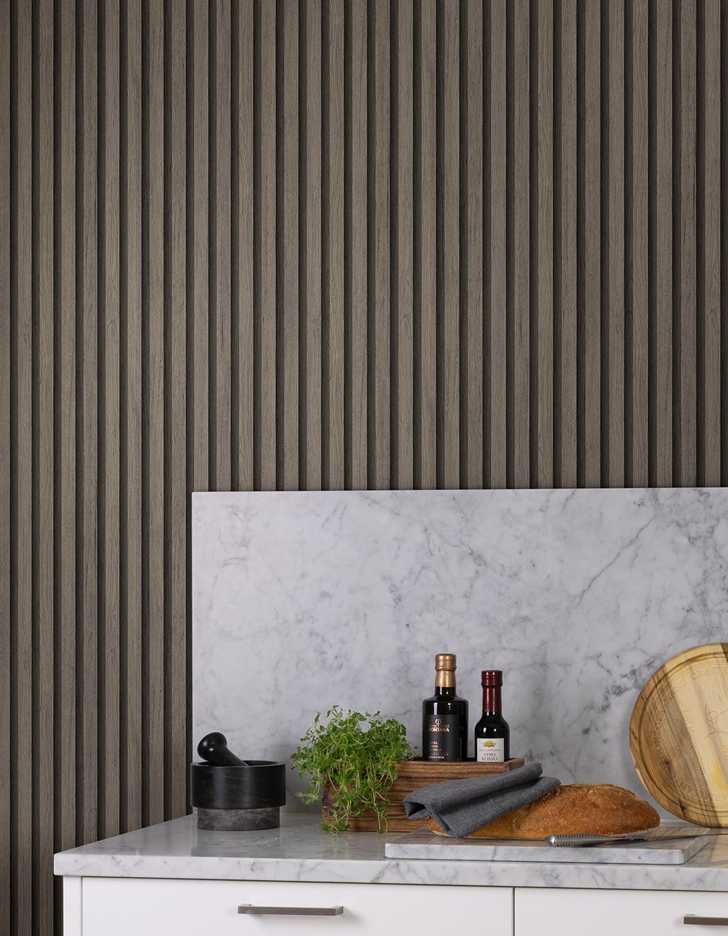 Ribbvägg tapet med träimitation mönster i brun. Från kollektionen Elements. Nonwoven-material.