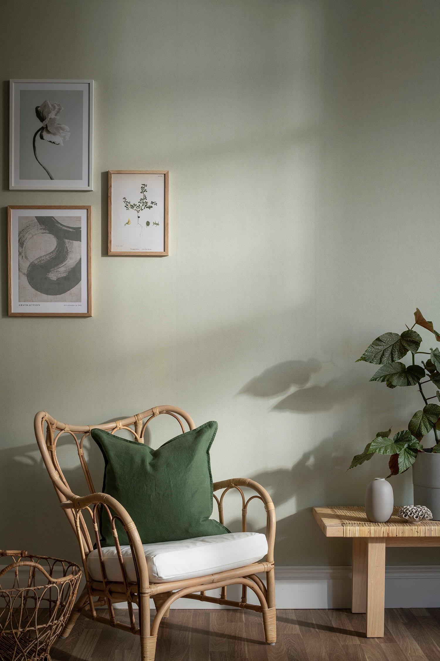 Linne, Ljus björk tapet enfärgad i grön. Från kollektionen enfargadochrandig. Nonwoven-material med ingen mönsterpassning.