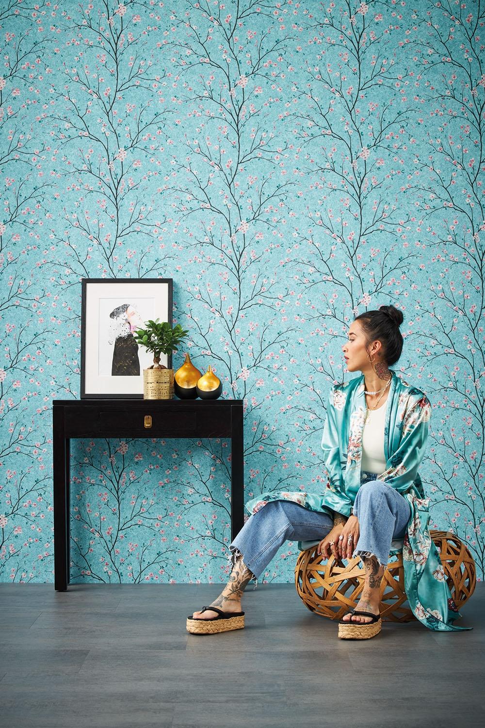 Mio - Tokio strukturtapet i turkos tapet med blommigt mönster i turkos. Från kollektionen metropolitan stories 2. Nonwoven-material med förskjuten passning. Passar i vardagsrum och matsal.