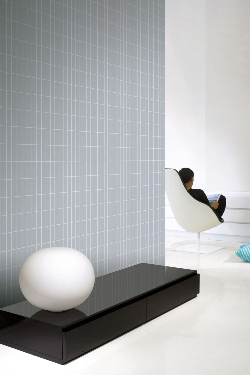 Tilliskivi tapet med rutigt mönster i blå. Från kollektionen Marimekko 6. Nonwoven-material med rak passning.