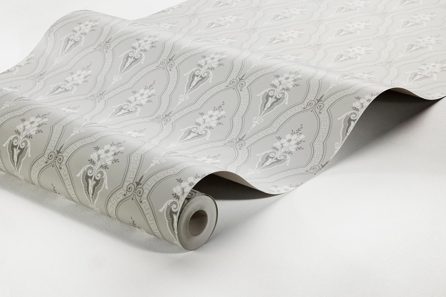 Klädesholmen tapet med trellis mönster i grå. Från kollektionen Alla Tiders Hus. Nonwoven-material med förskjuten passning. Passar i vardagsrum, matsal och kök.