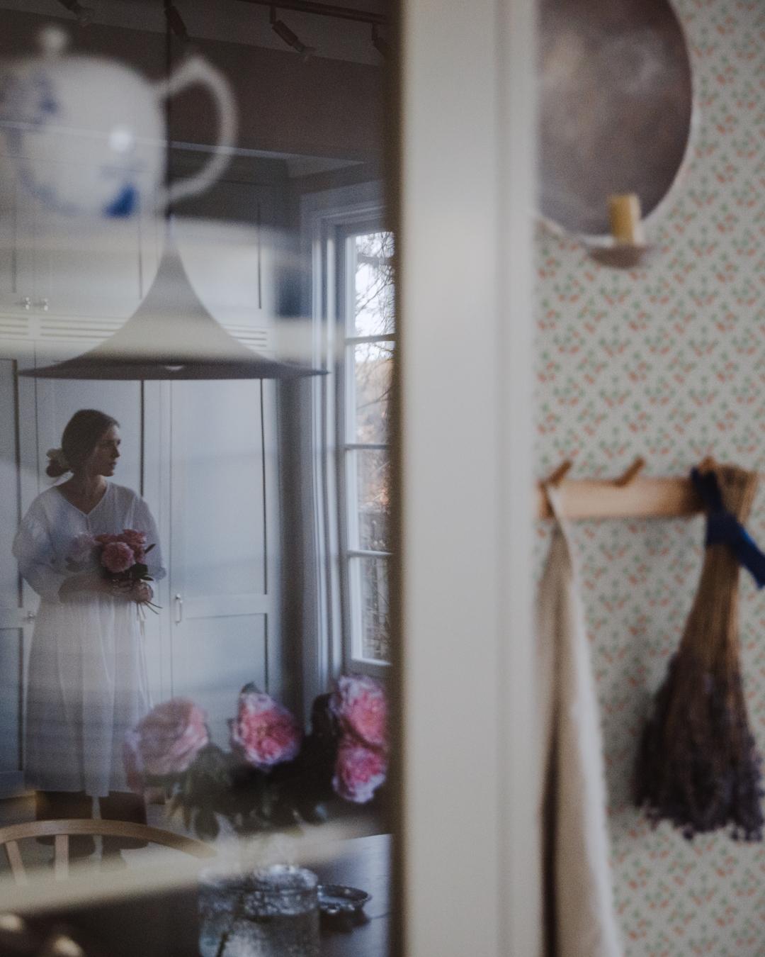 Jordgubb tapet med botaniskt mönster i röd och grå. Från kollektionen Rosenlycka. Nonwoven-material med rak passning. Country-stil. Passar i vardagsrum, sovrum och matsal.