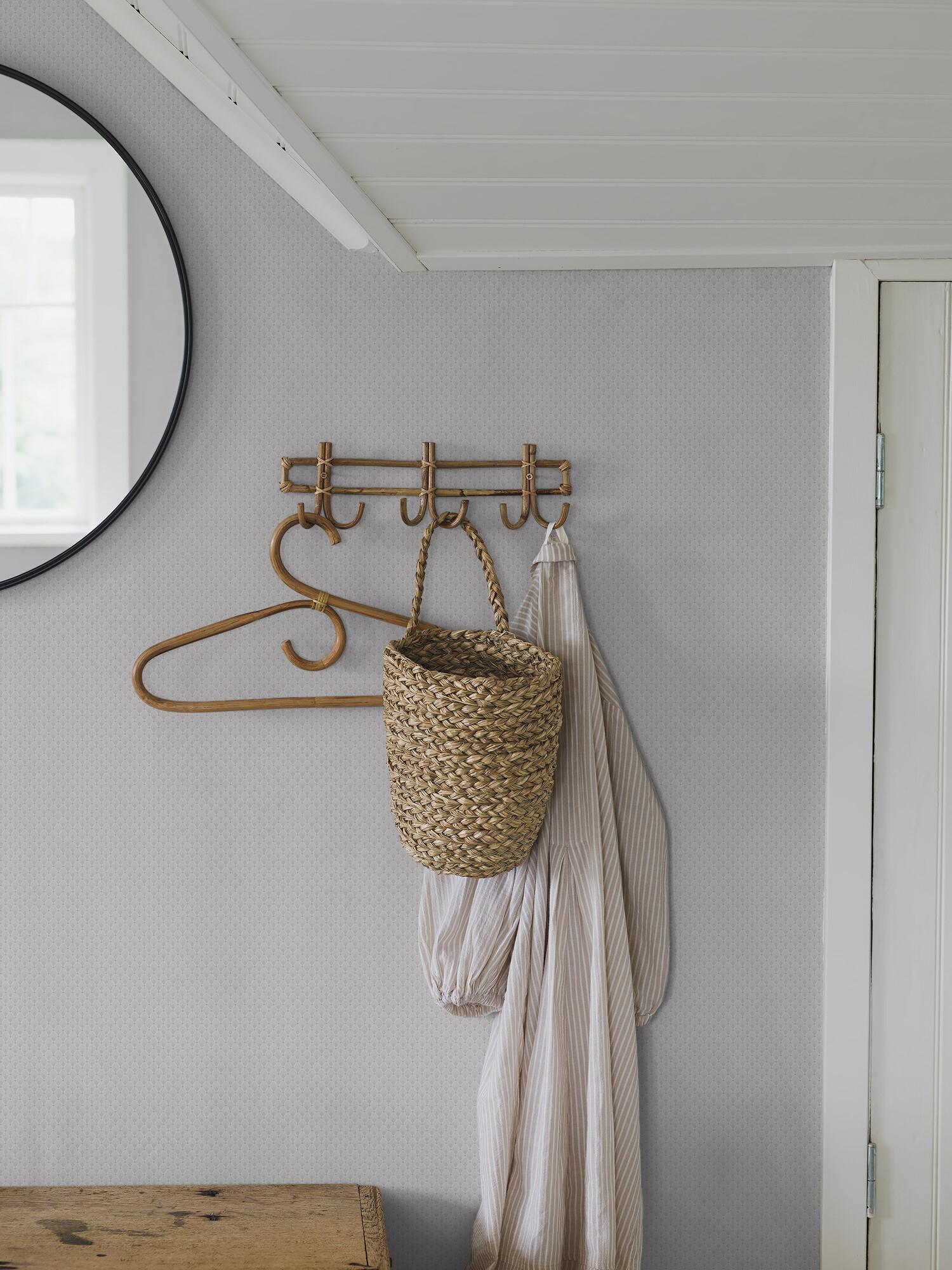 Fredrika tapet med trellis mönster i vit och grå. Från kollektionen timeless traditions. Nonwoven-material med rak passning.