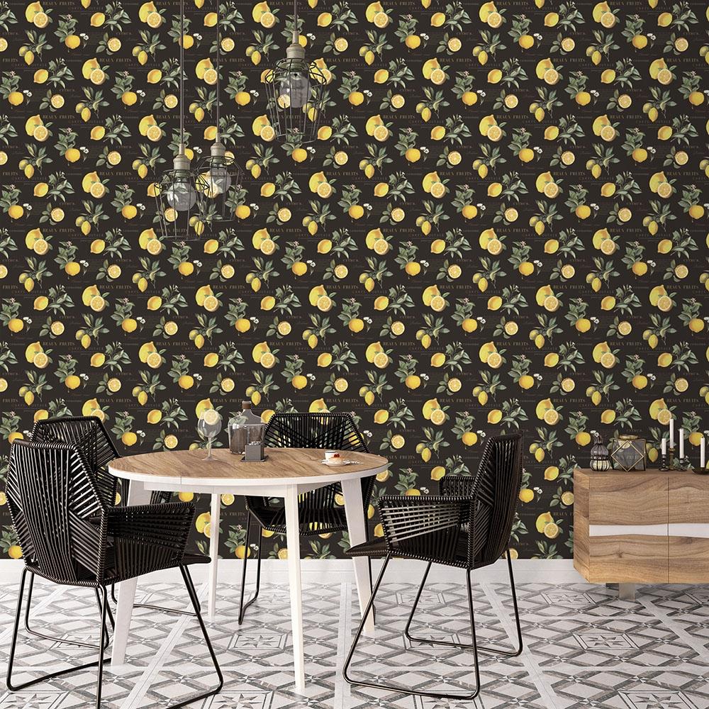 Citron Botanical tapet med text mönster i svart och gul. Från kollektionen Just Kitchens. Nonwoven-material med rak passning.