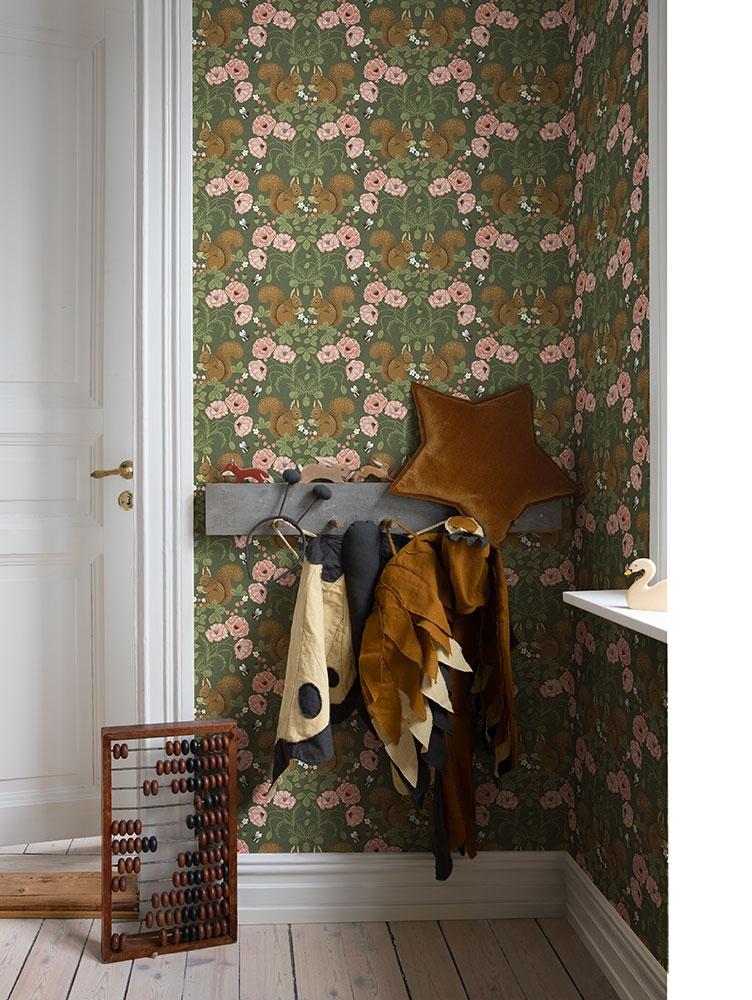 Kurre blommor och djur, grön tapet med blommigt mönster i grön. Från kollektionen Grönhaga. Nonwoven-material med rak passning. Passar i barnrum.