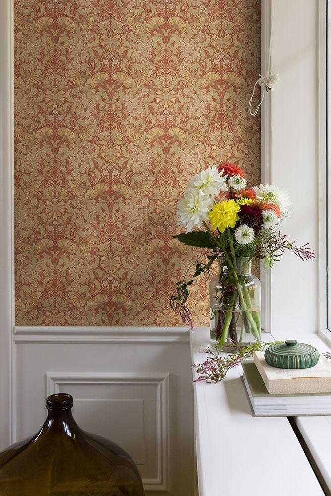 Öjvind tapet med blommigt mönster i röd. Från kollektionen hjärterum. Nonwoven-material med rak passning.