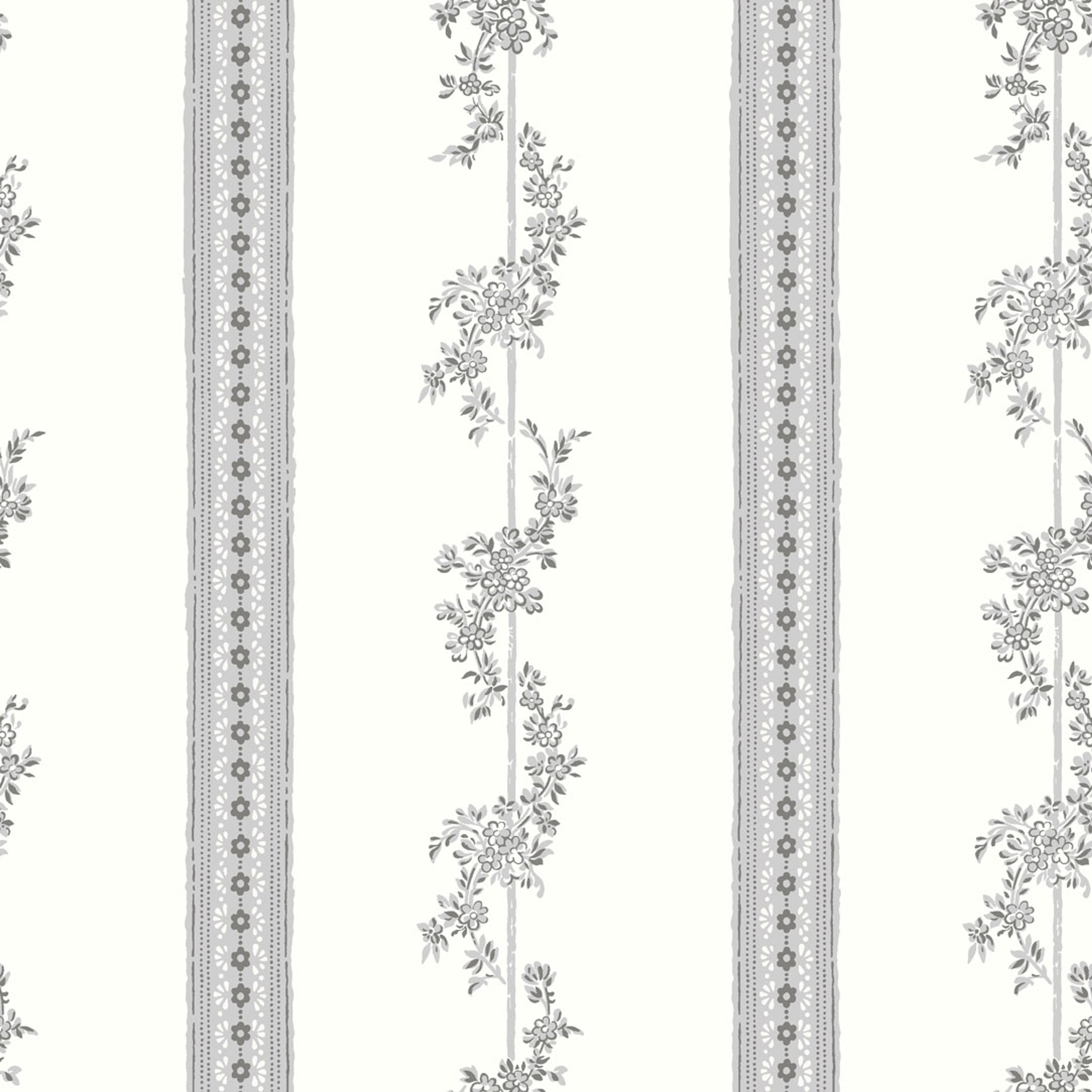 Drottningholm tapet från Boråstapeter med randigt, blommigt mönster i vit och grå. Från kollektionen anno. Nonwoven-material med rak passning. City-stil. Passar i sovrum och matsal.