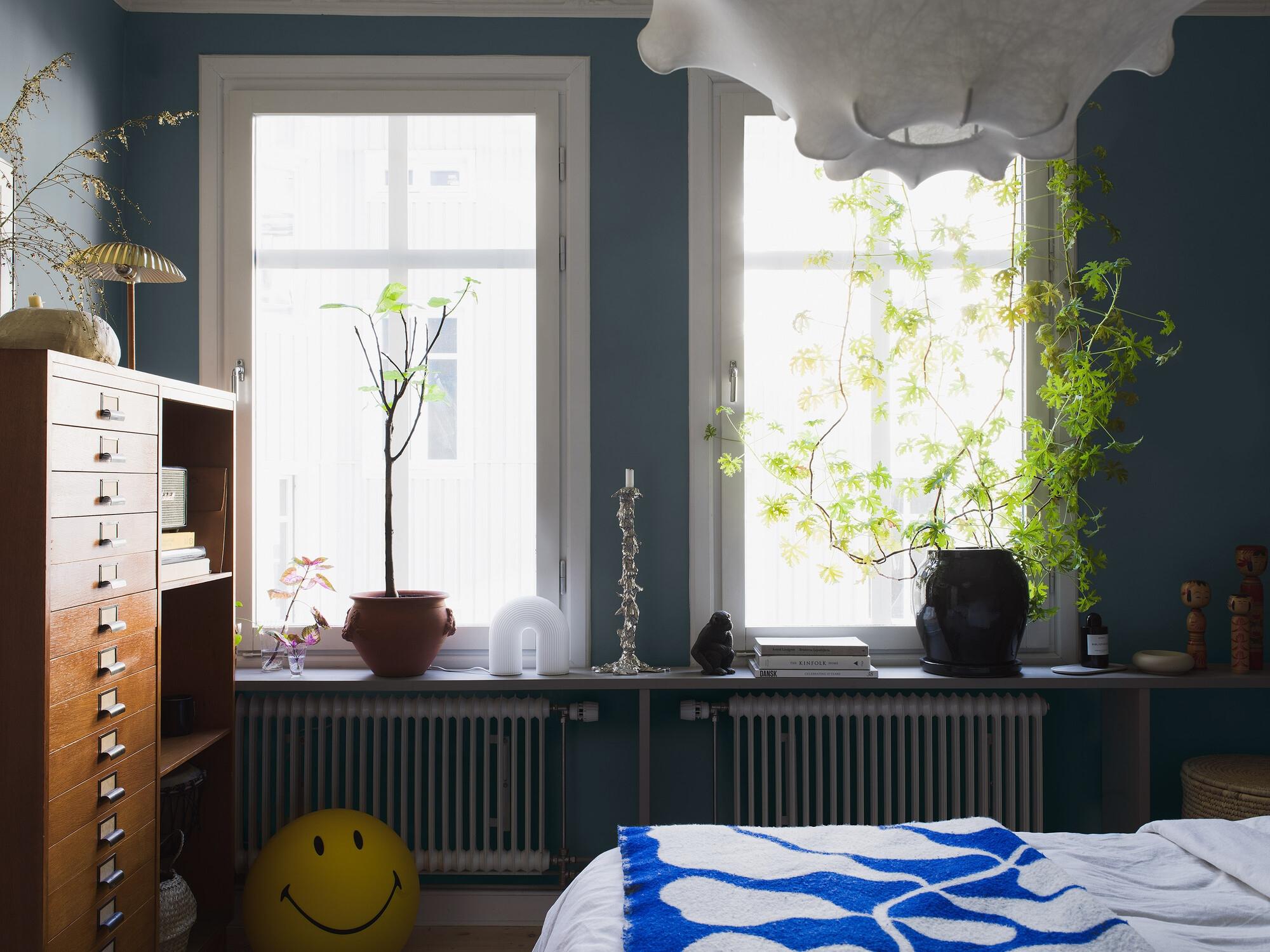 Luna Blue tapet enfärgad i blå. Från kollektionen Pigment. Nonwoven-material.