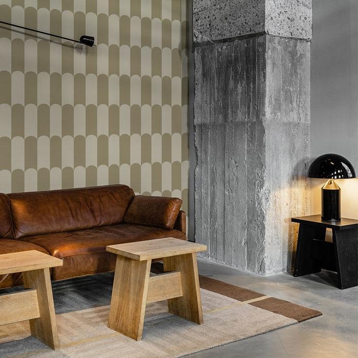 Design no 1 Beige tapet med grafiskt, retro mönster i beige. Från kollektionen Limited Edition 2023. Nonwoven-material med förskjuten passning.