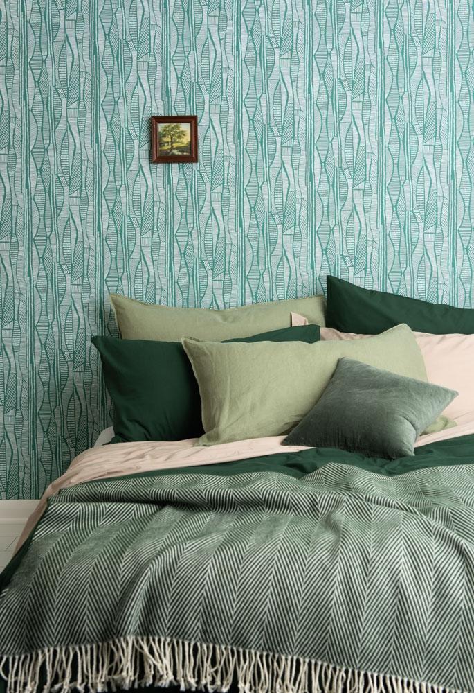 Skylark Bonny Downs tapet från Midbec med abstrakt mönster i grön. Från kollektionen Pioneer. Nonwoven-material med förskjuten passning.