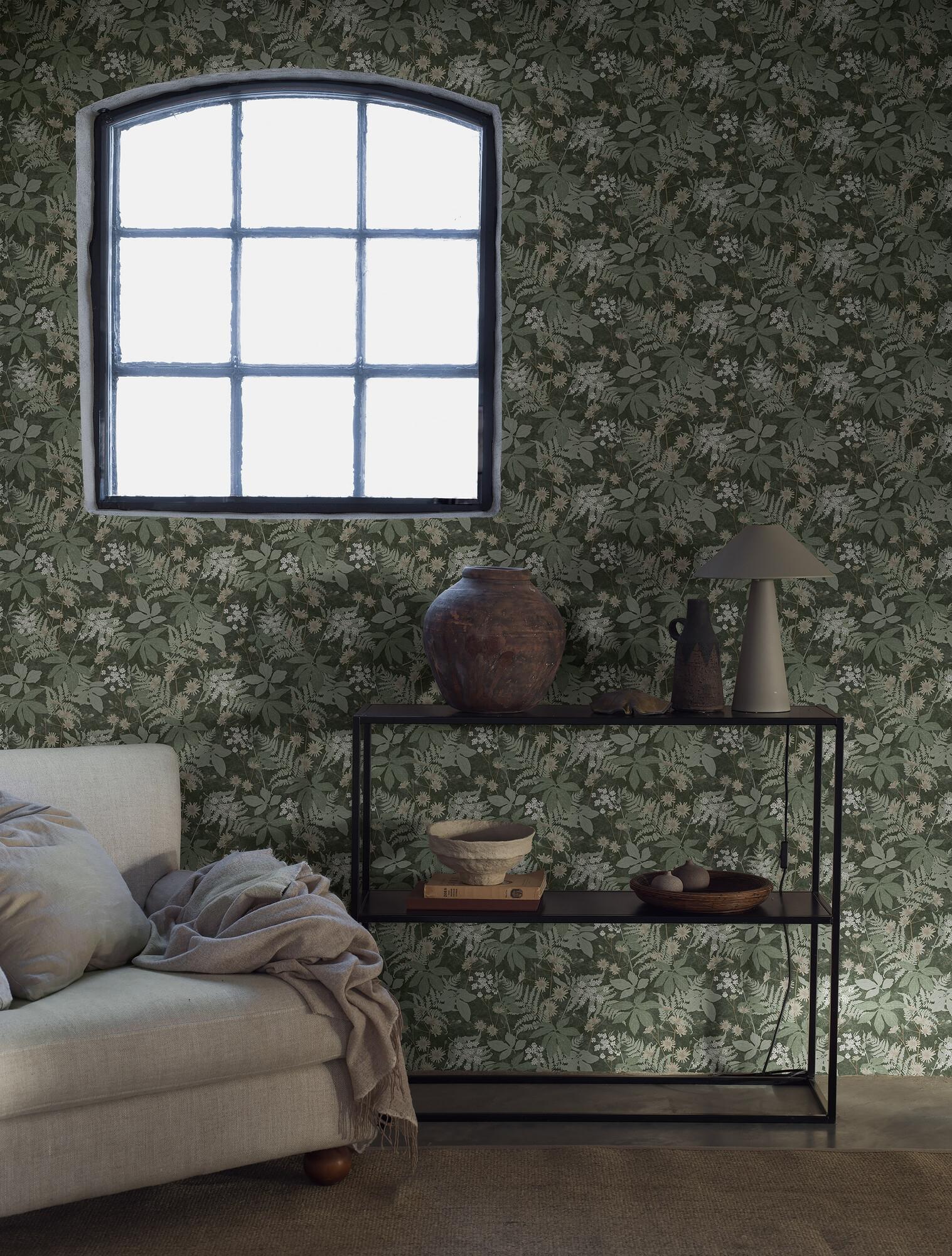 Lindskog tapet med botaniskt mönster i grön. Från kollektionen Essens. Nonwoven-material med rak passning. Passar i vardagsrum, matsal och kök.