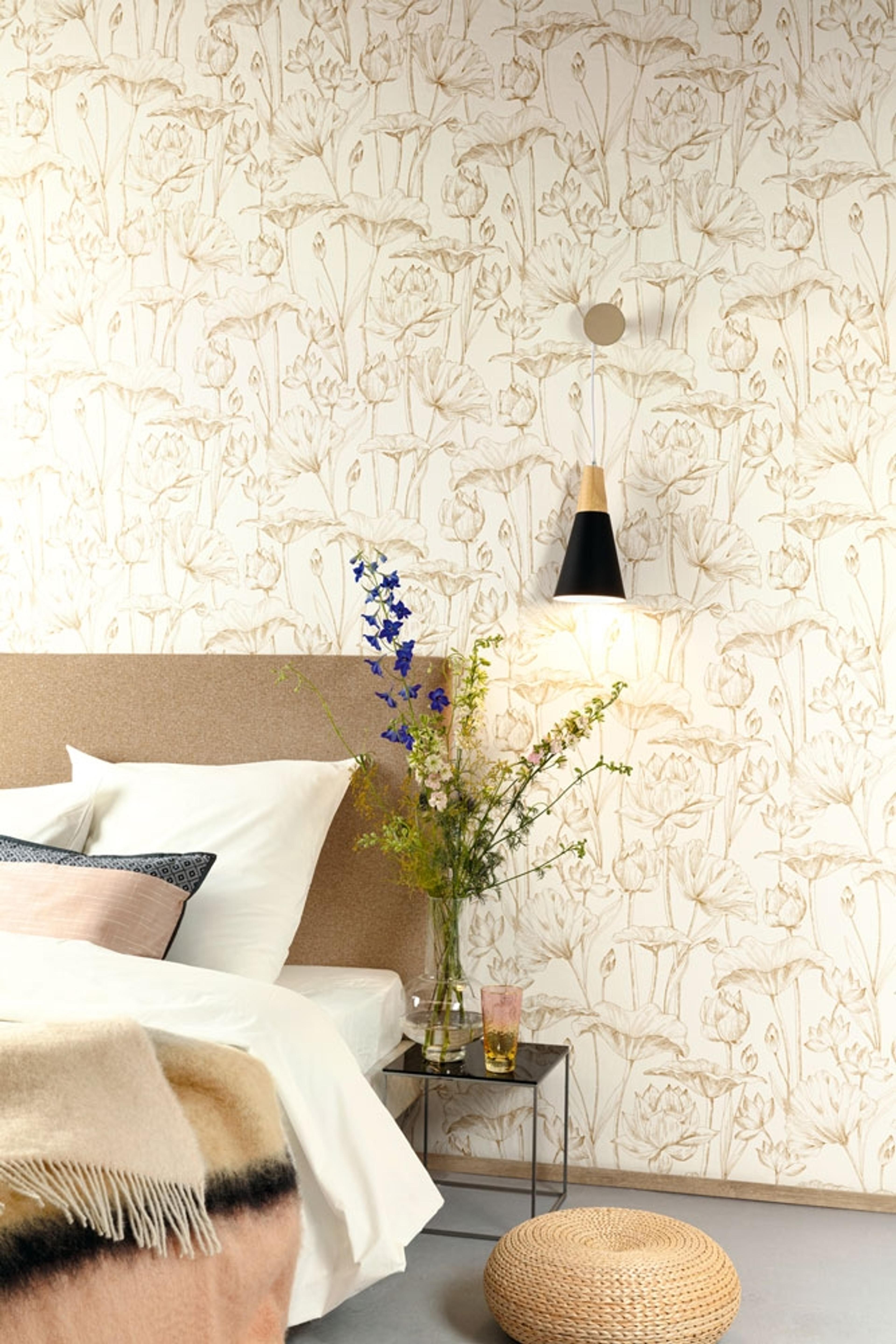 Lotus gold tapet med blommigt mönster i vit. Från kollektionen lotus. Nonwoven-material med förskjuten passning.