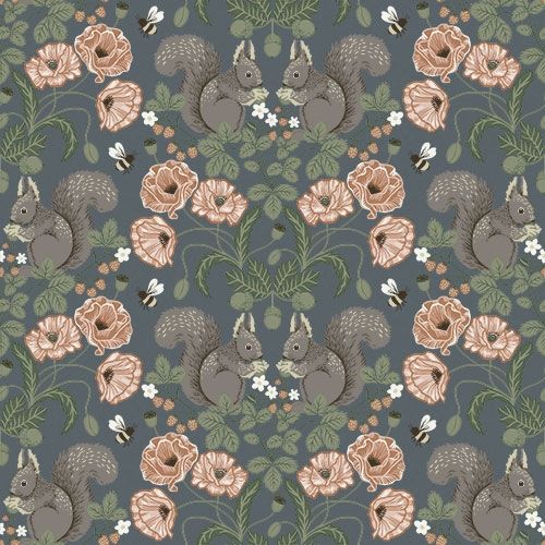 Kurre blommor och djur, gråblå tapet med blommigt mönster i grå. Från kollektionen Grönhaga. Nonwoven-material med rak passning. Passar i barnrum.