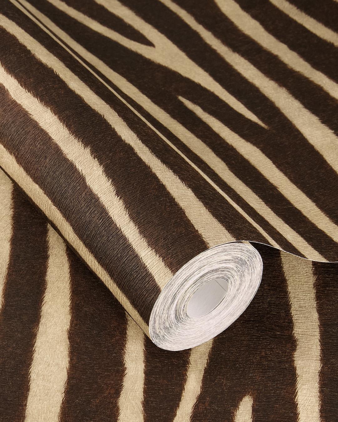 Serengeti 751741 tapet med djur mönster i brun och beige. Från kollektionen Serengeti. Nonwoven-material med förskjuten passning. Passar i vardagsrum och matsal.