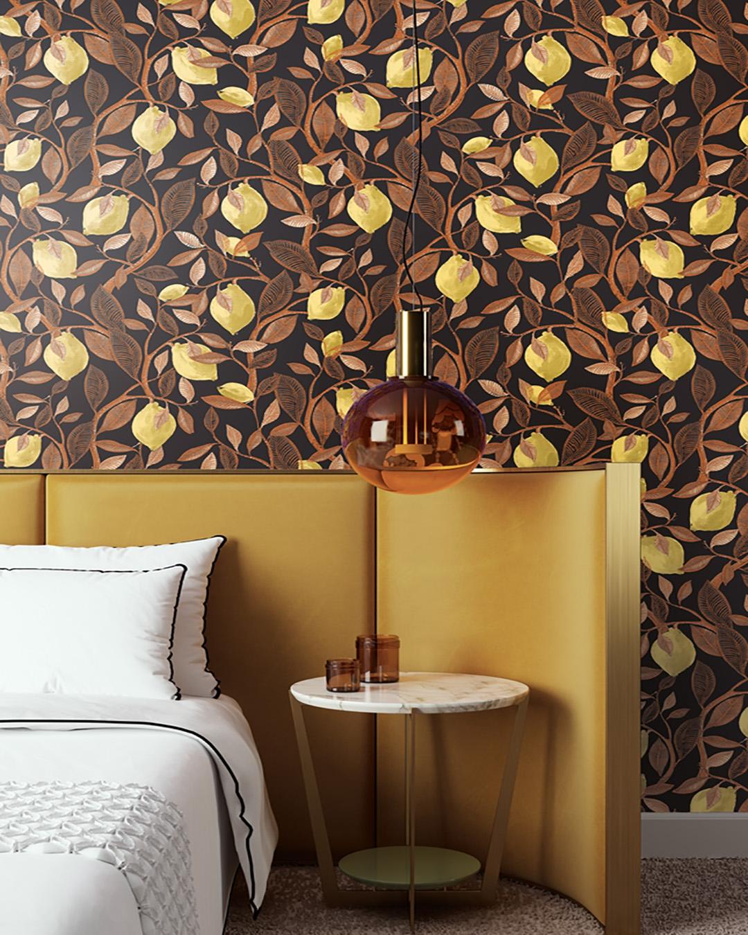 Limone, koppar tapet tapet med stormönstrat mönster i svart. Från kollektionen Aquila. Nonwoven-material med rak passning.