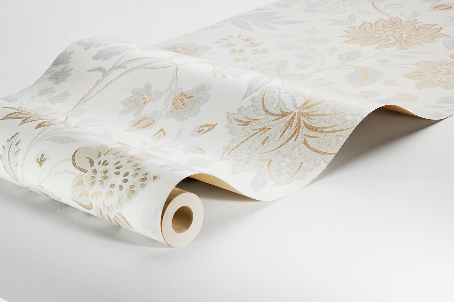 Alicia, ljusgrå/beige tapet med blommigt mönster i vit. Från kollektionen Vårt Arkiv. Nonwoven-material med förskjuten passning.