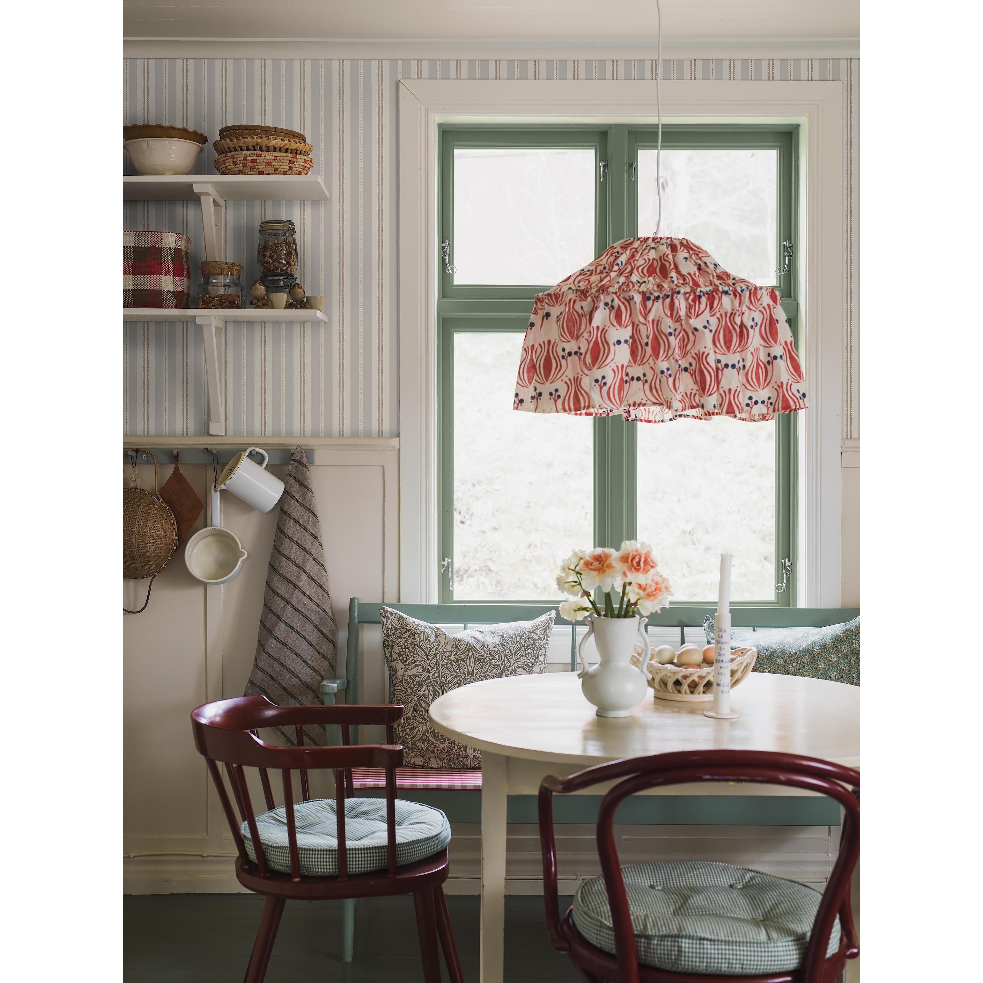 Hedda grå, tapet tapet med randigt mönster i grå. Från kollektionen Nordic Folk. Nonwoven-material. Passar i kök.