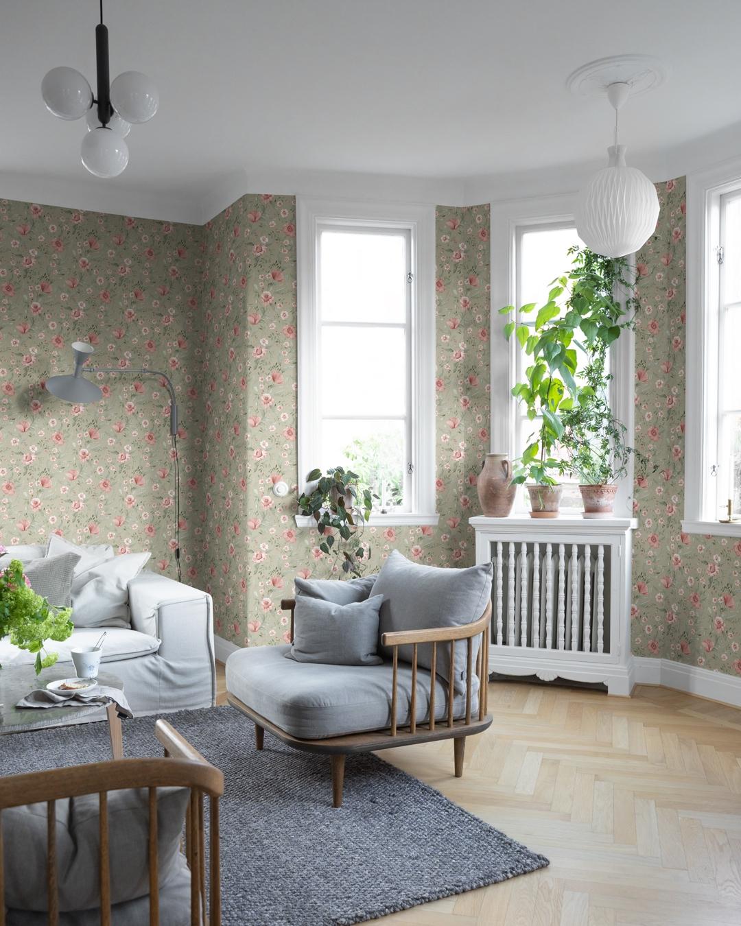 Trädgårdsblommor tapet med blommigt mönster i grön. Från kollektionen Rosenlycka. Nonwoven-material med rak passning. Passar i vardagsrum, sovrum och matsal.