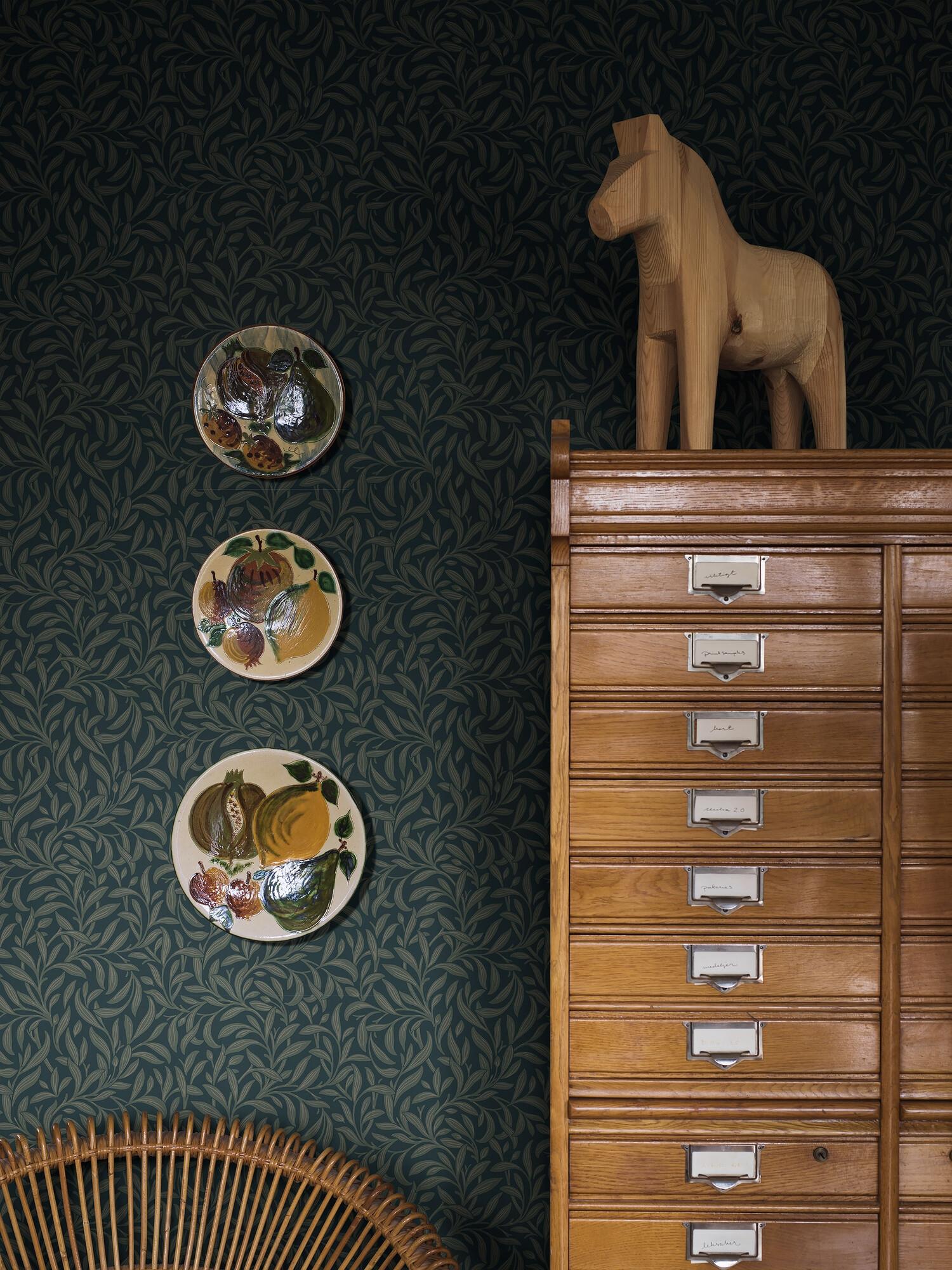 Vintergröna tapet med botaniskt mönster i blå. Från kollektionen New Heritage. Nonwoven-material med rak passning.