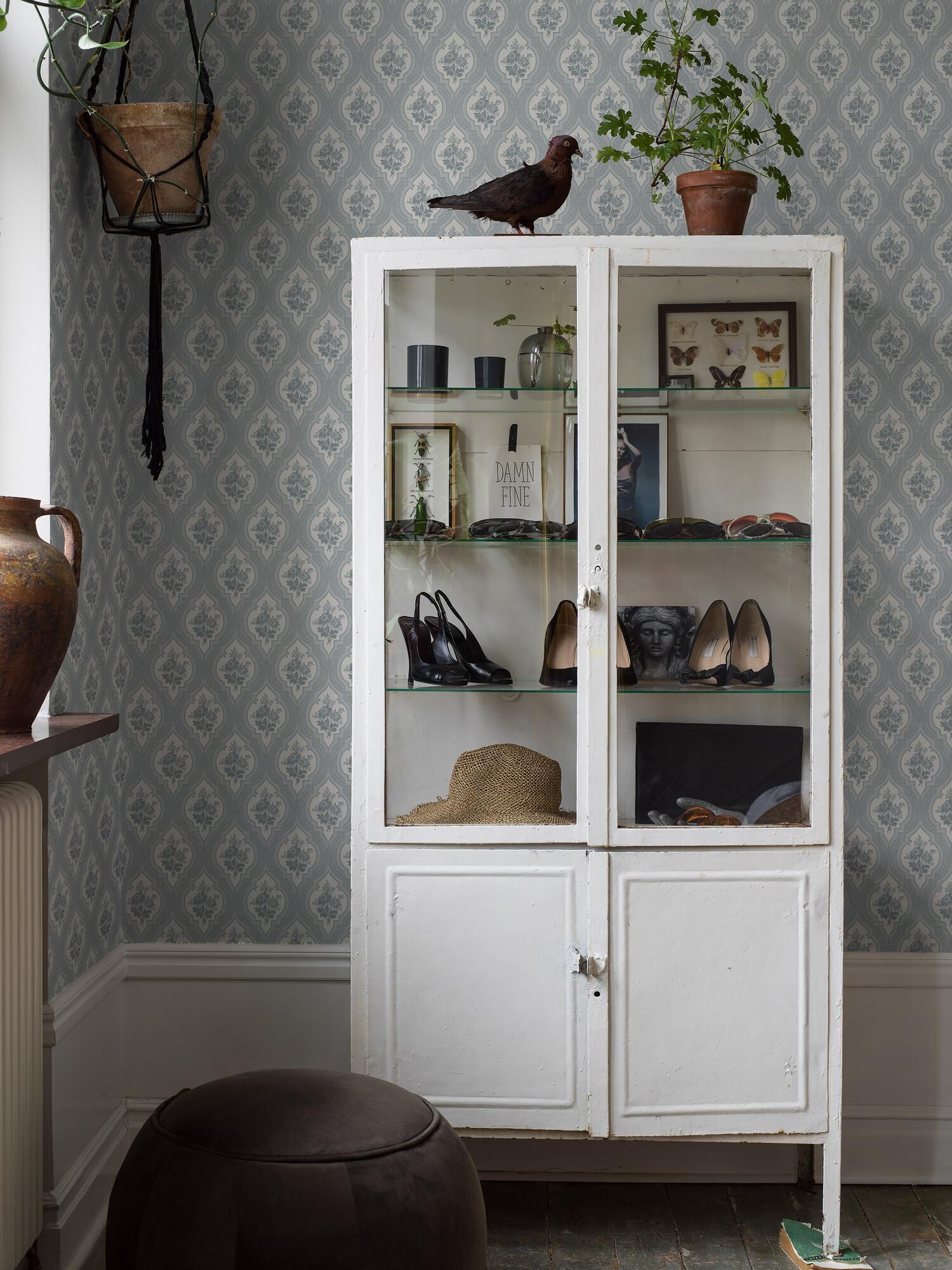 Eternal Flower tapet tapet med blommigt, trellis mönster i blå. Från kollektionen Dreamy Escape. Nonwoven-material med förskjuten passning. Passar i vardagsrum och matsal.