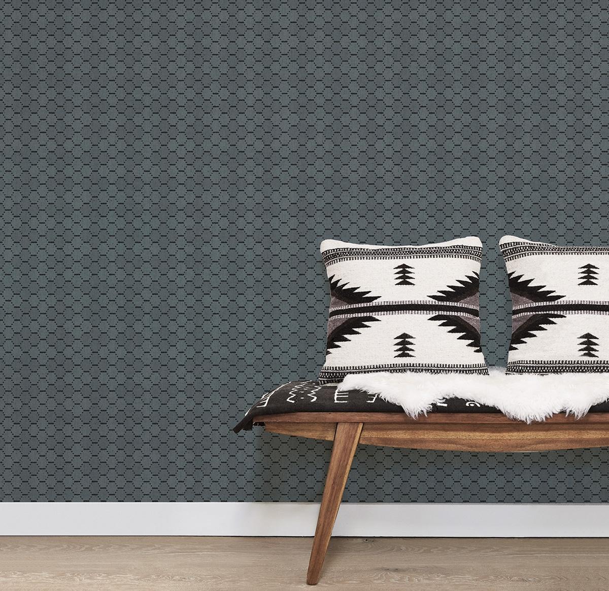 Boho Beehive tapet i blå tapet med grafiskt mönster i blå. Från kollektionen bazaar. Nonwoven-material med rak passning. Passar i vardagsrum och matsal.