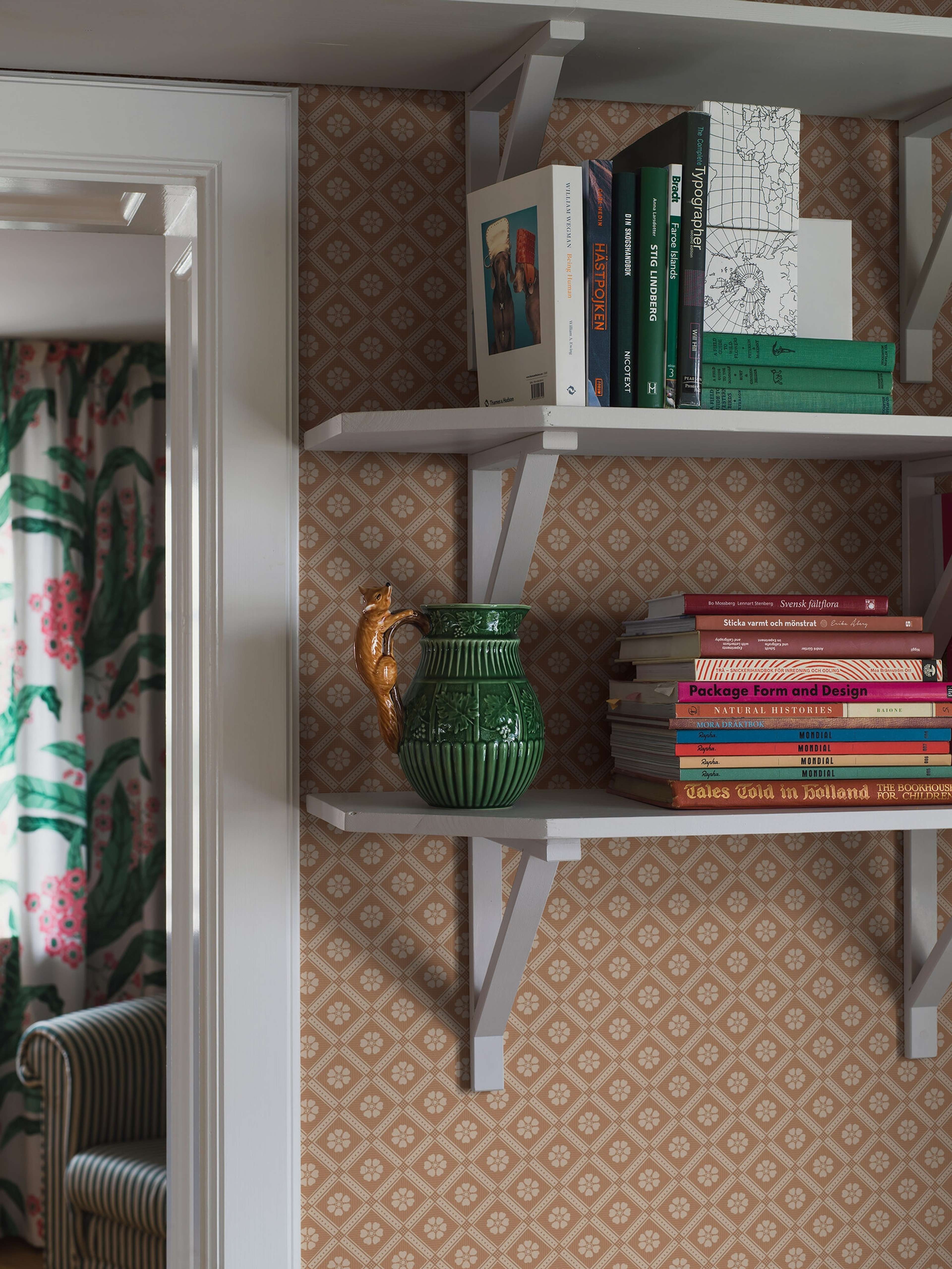 Love tapet med trellis mönster i röd och beige. Från kollektionen New Heritage. Nonwoven-material med rak passning. Passar i matsal, kök och hall.​​​​‌﻿‍﻿​‍​‍‌‍﻿﻿‌﻿​‍‌‍‍‌‌‍‌﻿‌‍‍‌‌‍﻿‍​‍​‍​﻿‍‍​‍​‍‌﻿​﻿‌‍​‌‌‍﻿‍‌‍‍‌‌﻿‌​‌﻿‍‌​‍﻿‍‌‍‍‌‌‍﻿﻿​‍​‍​‍﻿​​‍​‍‌‍‍​‌﻿​‍‌‍‌‌‌‍‌‍​‍​‍​﻿‍‍​‍​‍‌‍‍​‌﻿‌​‌﻿‌​‌﻿​​‌﻿​﻿​﻿‍‍​‍﻿﻿​‍﻿﻿‌﻿‌﻿‌﻿‌﻿‌﻿‌﻿​‍﻿‍‌‍​﻿‌‍﻿﻿‌‍﻿​‌‍﻿﻿‌﻿​‍‌‍​‌‌‍﻿‌‌‍​‌​‍﻿‍‌﻿​﻿‌‍‌‌​‍﻿﻿‌﻿​﻿‌﻿‌​‌﻿‌‌‌‍‌​‌‍‍‌‌‍﻿﻿​‍﻿﻿‌‍‍‌‌‍﻿‍‌﻿‌​‌‍‌‌‌‍﻿‍‌﻿‌​​‍﻿﻿‌‍‌‌‌‍‌​‌‍‍‌‌﻿‌​​‍﻿﻿‌‍﻿‌‌‍﻿﻿‌‍‌​‌‍‌‌​﻿﻿‌‌﻿​​‌﻿​‍‌‍‌‌‌﻿​﻿‌‍‌‌‌‍﻿‍‌﻿‌​‌‍​‌‌﻿‌​‌‍‍‌‌‍﻿﻿‌‍﻿‍​﻿‍﻿‌‍‍‌‌‍‌​​﻿﻿‌‌‍‍‌‌‍﻿‌‌‍​‌‌‍‌﻿‌‍‌‌​‍﻿‌‌‍‌‌​﻿​﻿​﻿‌‍​﻿​﻿‌‍​﻿​﻿​﻿‌‍‌‍​﻿‌​​﻿‌‍​﻿​‍‌‍‌‍‌‍​﻿‌‍​﻿‌‍‌​​﻿‌‍​﻿‍​‌‍‌‌‌‍‌‍‌‍​‍​﻿‍​‌‍‌‌​﻿​﻿​﻿​﻿‌‍‌​​﻿‌‍​﻿‍‌​﻿​﻿‌‍‌‌​﻿​﻿‌‍​﻿​﻿‌﻿​﻿‌‍‌‍‌‌​﻿‍​​﻿‍​‌‍​‌​﻿‌‍​﻿‌‌‌‍‌‌​﻿‌﻿​‍﻿‌​﻿​‌​﻿‌‌​﻿​​​﻿​​‌﻿‍​​﻿​‍​﻿​​​﻿​​​﻿​​​‍﻿‌‌‍‍‍‌﻿​​‌‍‌﻿​﻿‍﻿‌﻿‌​‌﻿‍‌‌﻿​​‌‍‌‌​﻿﻿‌‌﻿​﻿‌‍​‌‌‍﻿‍‌‍‍‌‌﻿‌​‌﻿‍‌​‍﻿‍‌‍‍‌‌‍﻿‌‌‍​‌‌‍‌﻿‌‍‌‌‌​​‌‌﻿​﻿‌﻿​﻿‌‍‌‌‌﻿‌​​﻿‍﻿‌﻿​​‌‍​‌‌﻿‌​‌‍‍​​﻿﻿‌‌‍​‌‌‍﻿​‌﻿‌​‌‌‌​‌‍‌‌‌﻿‍​‌﻿‌​​﻿﻿﻿‌‍​‍‌‍​‌‌﻿​﻿‌‍‌‌‌‌‌‌‌﻿​‍‌‍﻿​​﻿﻿‌‌‍‍​‌﻿‌​‌﻿‌​‌﻿​​‌﻿​﻿​‍‌‌​﻿​﻿‌​​‌​‍‌‌​﻿​‍‌​‌‍​‍‌‌​﻿​‍‌​‌‍‌﻿‌﻿‌﻿‌﻿‌﻿‌﻿​‍﻿‍‌‍​﻿‌‍﻿﻿‌‍﻿​‌‍﻿﻿‌﻿​‍‌‍​‌‌‍﻿‌‌‍​‌​‍﻿‍‌﻿​﻿‌‍‌‌​‍‌‌​﻿​‍‌​‌‍‌﻿​﻿‌﻿‌​‌﻿‌‌‌‍‌​‌‍‍‌‌‍﻿﻿​‍‌‍‌‍‍‌‌‍‌​​﻿﻿‌‌‍‍‌‌‍﻿‌‌‍​‌‌‍‌﻿‌‍‌‌​‍﻿‌‌‍‌‌​﻿​﻿​﻿‌‍​﻿​﻿‌‍​﻿​﻿​﻿‌‍‌‍​﻿‌​​﻿‌‍​﻿​‍‌‍‌‍‌‍​﻿‌‍​﻿‌‍‌​​﻿‌‍​﻿‍​‌‍‌‌‌‍‌‍‌‍​‍​﻿‍​‌‍‌‌​﻿​﻿​﻿​﻿‌‍‌​​﻿‌‍​﻿‍‌​﻿​﻿‌‍‌‌​﻿​﻿‌‍​﻿​﻿‌﻿​﻿‌‍‌‍‌‌​﻿‍​​﻿‍​‌‍​‌​﻿‌‍​﻿‌‌‌‍‌‌​﻿‌﻿​‍﻿‌​﻿​‌​﻿‌‌​﻿​​​﻿​​‌﻿‍​​﻿​‍​﻿​​​﻿​​​﻿​​​‍﻿‌‌‍‍‍‌﻿​​‌‍‌﻿​‍‌‍‌﻿‌​‌﻿‍‌‌﻿​​‌‍‌‌​﻿﻿‌‌﻿​﻿‌‍​‌‌‍﻿‍‌‍‍‌‌﻿‌​‌﻿‍‌​‍﻿‍‌‍‍‌‌‍﻿‌‌‍​‌‌‍‌﻿‌‍‌‌‌​​‌‌﻿​﻿‌﻿​﻿‌‍‌‌‌﻿‌​​‍‌‍‌﻿​​‌‍​‌‌﻿‌​‌‍‍​​﻿﻿‌‌‍​‌‌‍﻿​‌﻿‌​‌‌‌​‌‍‌‌‌﻿‍​‌﻿‌​​‍‌‍‌﻿​​‌‍‌‌‌﻿​‍‌﻿​﻿‌﻿​​‌‍‌‌‌‍​﻿‌﻿‌​‌‍‍‌‌﻿‌‍‌‍‌‌​﻿﻿‌‌﻿​​‌﻿‌‌‌‍​‍‌‍﻿​‌‍‍‌‌﻿​﻿‌‍‍​‌‍‌‌‌‍‌​​‍​‍‌﻿﻿‌