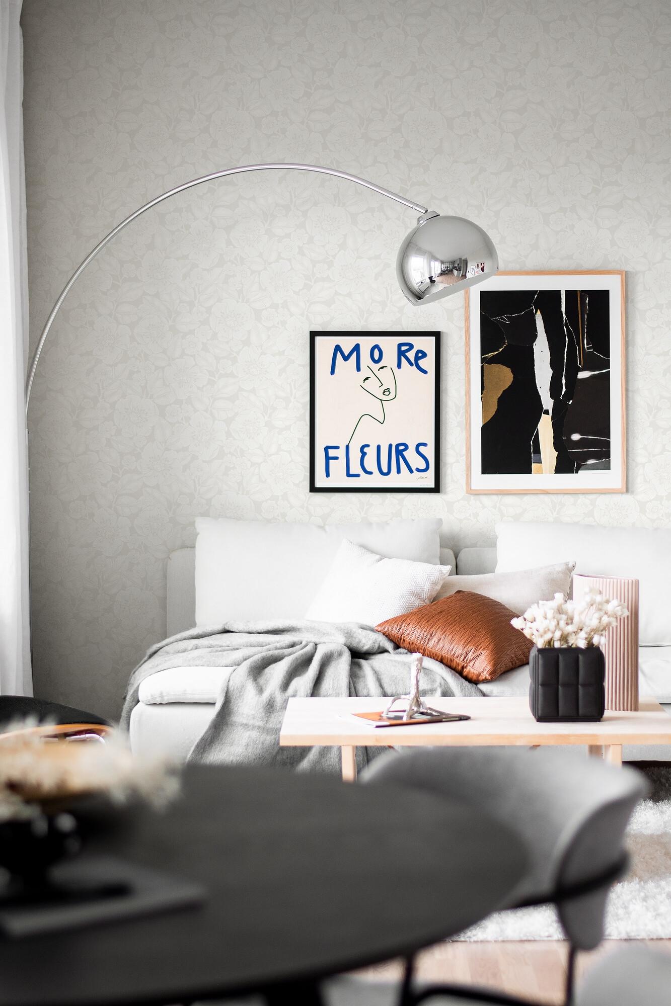 Borosan 21 8616 tapet med blommigt mönster i vit. Från kollektionen Borosan 21. Papper-material med rak passning.