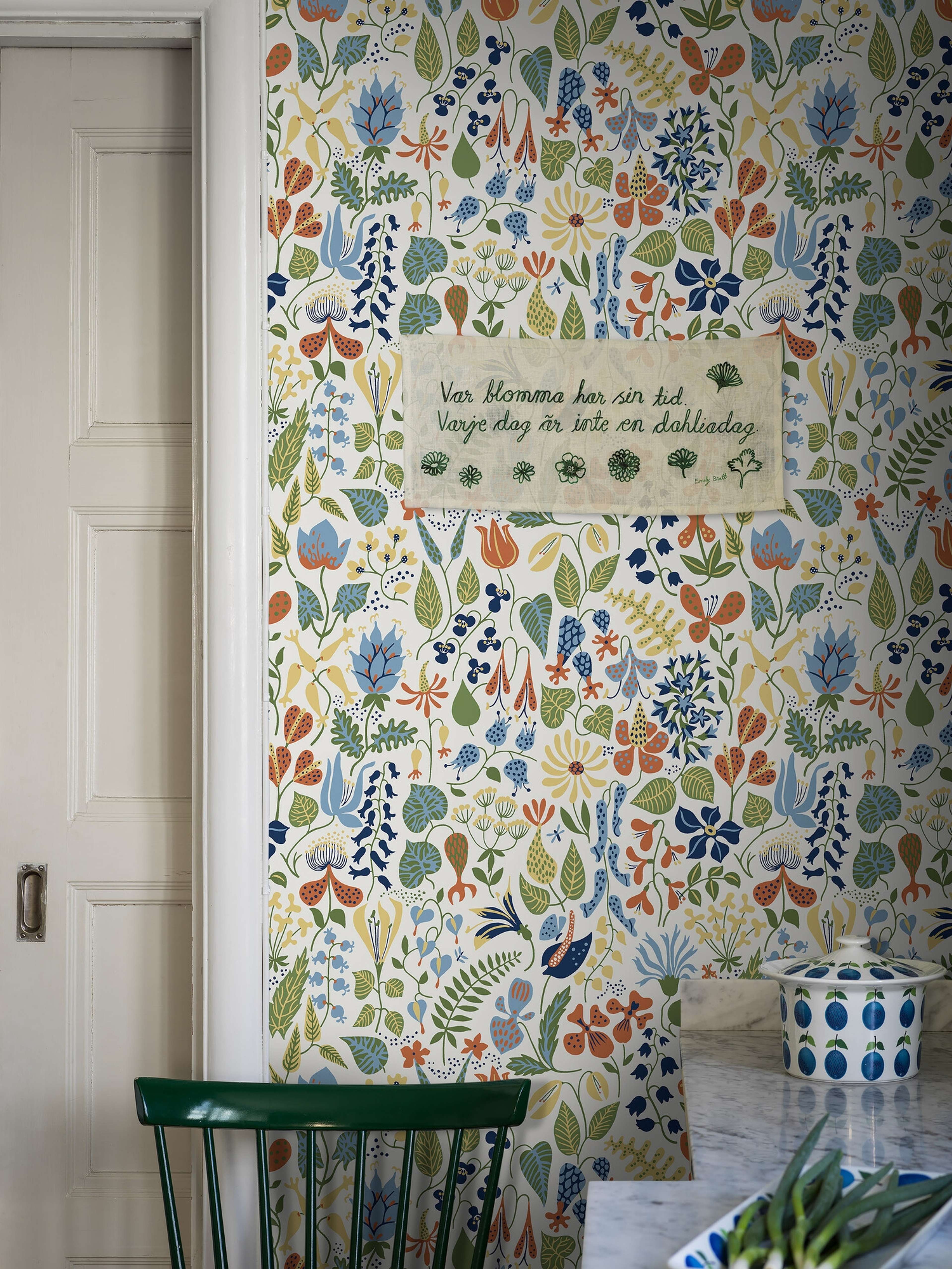 Stig Lindberg Herbarium tapet med blommigt, retro mönster i vit. Från kollektionen Scandinavian Designers III. Nonwoven-material med rak passning.​​​​‌﻿‍﻿​‍​‍‌‍﻿﻿‌﻿​‍‌‍‍‌‌‍‌﻿‌‍‍‌‌‍﻿‍​‍​‍​﻿‍‍​‍​‍‌﻿​﻿‌‍​‌‌‍﻿‍‌‍‍‌‌﻿‌​‌﻿‍‌​‍﻿‍‌‍‍‌‌‍﻿﻿​‍​‍​‍﻿​​‍​‍‌‍‍​‌﻿​‍‌‍‌‌‌‍‌‍​‍​‍​﻿‍‍​‍​‍‌‍‍​‌﻿‌​‌﻿‌​‌﻿​​‌﻿​﻿​﻿‍‍​‍﻿﻿​‍﻿﻿‌﻿‌﻿‌﻿‌﻿‌﻿‌﻿​‍﻿‍‌‍​﻿‌‍﻿﻿‌‍﻿​‌‍﻿﻿‌﻿​‍‌‍​‌‌‍﻿‌‌‍​‌​‍﻿‍‌﻿​﻿‌‍‌‌​‍﻿﻿‌﻿​﻿‌﻿‌​‌﻿‌‌‌‍‌​‌‍‍‌‌‍﻿﻿​‍﻿﻿‌‍‍‌‌‍﻿‍‌﻿‌​‌‍‌‌‌‍﻿‍‌﻿‌​​‍﻿﻿‌‍‌‌‌‍‌​‌‍‍‌‌﻿‌​​‍﻿﻿‌‍﻿‌‌‍﻿﻿‌‍‌​‌‍‌‌​﻿﻿‌‌﻿​​‌﻿​‍‌‍‌‌‌﻿​﻿‌‍‌‌‌‍﻿‍‌﻿‌​‌‍​‌‌﻿‌​‌‍‍‌‌‍﻿﻿‌‍﻿‍​﻿‍﻿‌‍‍‌‌‍‌​​﻿﻿‌‌‍‍‌‌‍﻿‌‌‍​‌‌‍‌﻿‌‍‌‌​‍﻿‌‌‍‌‌​﻿‌​​﻿​﻿​﻿‍‌​﻿‍​​﻿​‍‌‍​‍​﻿‍‌‌‍‌‌​﻿‍‌​﻿​‍​﻿‍​​﻿​‌​﻿​﻿‌‍‌‍​﻿‌‌​﻿​‌​﻿‍​​﻿​‍‌‍‌​‌‍‌‌​﻿‌‍​﻿‍​‌‍​‌​﻿​‌‌‍​﻿​﻿​﻿​﻿​﻿‌‍​‌‌‍‌‍​﻿‌​​﻿​﻿​﻿‌​​﻿‍​‌‍‌‌​﻿‌﻿​﻿‍‌‌‍​‌​﻿‌​‌‍​﻿​‍﻿‌​﻿​‌​﻿‌‌​﻿​​​﻿​​‌﻿‍​​﻿​‍​﻿​​​﻿​​​﻿​​​‍﻿‌‌‍‍‍‌﻿​​‌‍‌﻿​﻿‍﻿‌﻿‌​‌﻿‍‌‌﻿​​‌‍‌‌​﻿﻿‌‌﻿​﻿‌‍​‌‌‍﻿‍‌‍‍‌‌﻿‌​‌﻿‍‌​‍﻿‍‌‍‍‌‌‍﻿‌‌‍​‌‌‍‌﻿‌‍‌‌‌​​‌‌﻿​﻿‌﻿​﻿‌‍‌‌‌﻿‌​​﻿‍﻿‌﻿​​‌‍​‌‌﻿‌​‌‍‍​​﻿﻿‌‌‍​‌‌‍﻿​‌﻿‌​‌‌‌​‌‍‌‌‌﻿‍​‌﻿‌​​﻿﻿﻿‌‍​‍‌‍​‌‌﻿​﻿‌‍‌‌‌‌‌‌‌﻿​‍‌‍﻿​​﻿﻿‌‌‍‍​‌﻿‌​‌﻿‌​‌﻿​​‌﻿​﻿​‍‌‌​﻿​﻿‌​​‌​‍‌‌​﻿​‍‌​‌‍​‍‌‌​﻿​‍‌​‌‍‌﻿‌﻿‌﻿‌﻿‌﻿‌﻿​‍﻿‍‌‍​﻿‌‍﻿﻿‌‍﻿​‌‍﻿﻿‌﻿​‍‌‍​‌‌‍﻿‌‌‍​‌​‍﻿‍‌﻿​﻿‌‍‌‌​‍‌‌​﻿​‍‌​‌‍‌﻿​﻿‌﻿‌​‌﻿‌‌‌‍‌​‌‍‍‌‌‍﻿﻿​‍‌‍‌‍‍‌‌‍‌​​﻿﻿‌‌‍‍‌‌‍﻿‌‌‍​‌‌‍‌﻿‌‍‌‌​‍﻿‌‌‍‌‌​﻿‌​​﻿​﻿​﻿‍‌​﻿‍​​﻿​‍‌‍​‍​﻿‍‌‌‍‌‌​﻿‍‌​﻿​‍​﻿‍​​﻿​‌​﻿​﻿‌‍‌‍​﻿‌‌​﻿​‌​﻿‍​​﻿​‍‌‍‌​‌‍‌‌​﻿‌‍​﻿‍​‌‍​‌​﻿​‌‌‍​﻿​﻿​﻿​﻿​﻿‌‍​‌‌‍‌‍​﻿‌​​﻿​﻿​﻿‌​​﻿‍​‌‍‌‌​﻿‌﻿​﻿‍‌‌‍​‌​﻿‌​‌‍​﻿​‍﻿‌​﻿​‌​﻿‌‌​﻿​​​﻿​​‌﻿‍​​﻿​‍​﻿​​​﻿​​​﻿​​​‍﻿‌‌‍‍‍‌﻿​​‌‍‌﻿​‍‌‍‌﻿‌​‌﻿‍‌‌﻿​​‌‍‌‌​﻿﻿‌‌﻿​﻿‌‍​‌‌‍﻿‍‌‍‍‌‌﻿‌​‌﻿‍‌​‍﻿‍‌‍‍‌‌‍﻿‌‌‍​‌‌‍‌﻿‌‍‌‌‌​​‌‌﻿​﻿‌﻿​﻿‌‍‌‌‌﻿‌​​‍‌‍‌﻿​​‌‍​‌‌﻿‌​‌‍‍​​﻿﻿‌‌‍​‌‌‍﻿​‌﻿‌​‌‌‌​‌‍‌‌‌﻿‍​‌﻿‌​​‍‌‍‌﻿​​‌‍‌‌‌﻿​‍‌﻿​﻿‌﻿​​‌‍‌‌‌‍​﻿‌﻿‌​‌‍‍‌‌﻿‌‍‌‍‌‌​﻿﻿‌‌﻿​​‌﻿‌‌‌‍​‍‌‍﻿​‌‍‍‌‌﻿​﻿‌‍‍​‌‍‌‌‌‍‌​​‍​‍‌﻿﻿‌