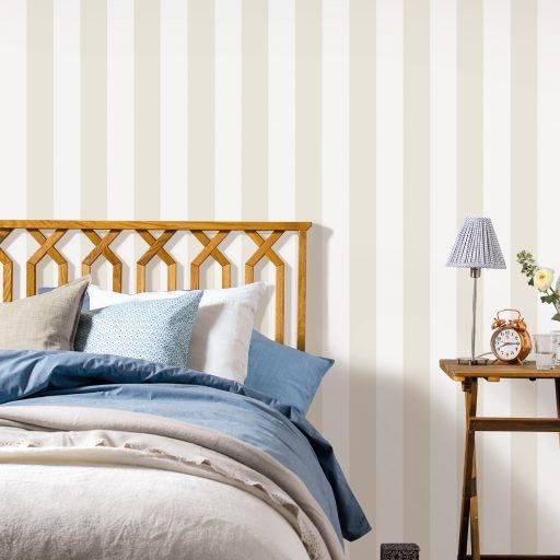 Aveny, beige tapet från duro med randigt mönster i vit och beige. Från kollektionen Rand & Kulör. Nonwoven-material. City-stil.