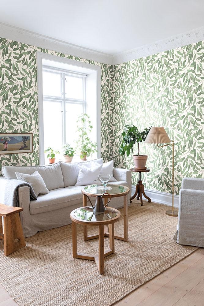 Florian tapet med botaniskt mönster i grön och beige. Från kollektionen skogsgläntan. Nonwoven-material med förskjuten passning. Country-stil. Passar i vardagsrum, sovrum och matsal.