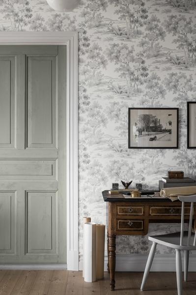 Countryside Morning tapet från Boråstapeter med botaniskt mönster i grå. Från kollektionen Falsterbo III. Nonwoven-material med förskjuten passning.