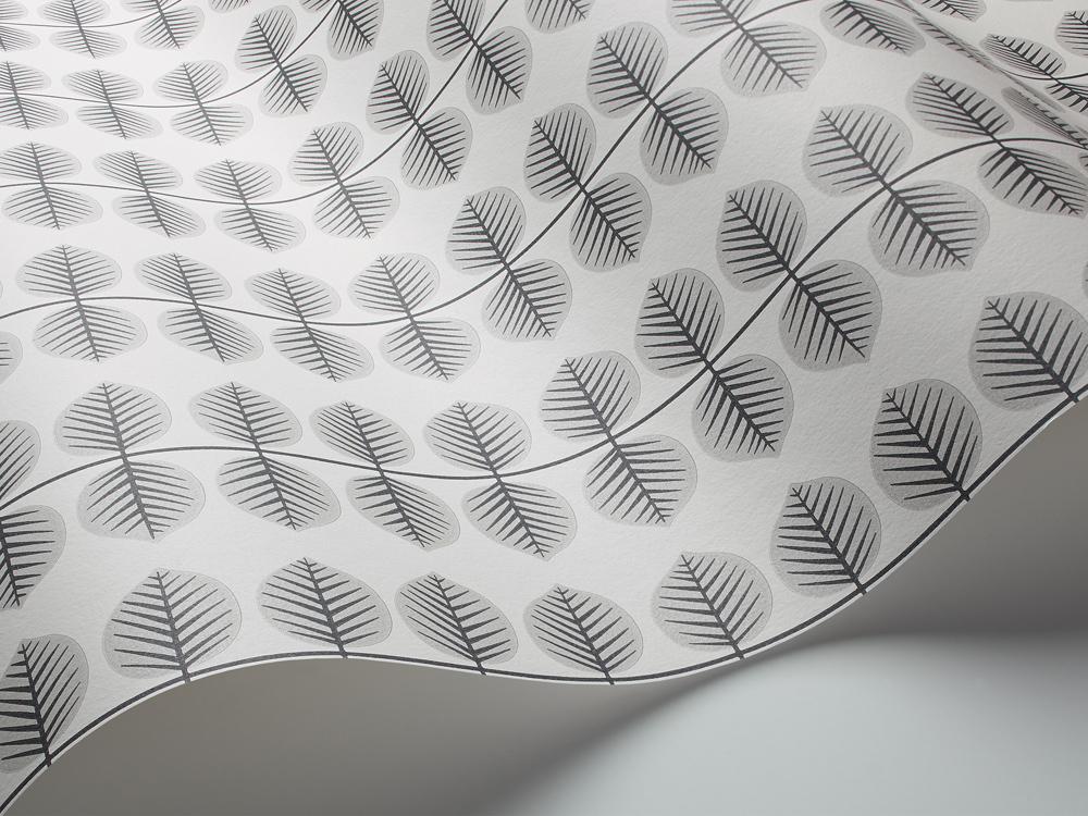 Berså, grå tapet från Boråstapeter med grafiskt, retro mönster i vit och grå. Från kollektionen Scandinavian Designers II. Nonwoven-material med rak passning. Vintage-stil.