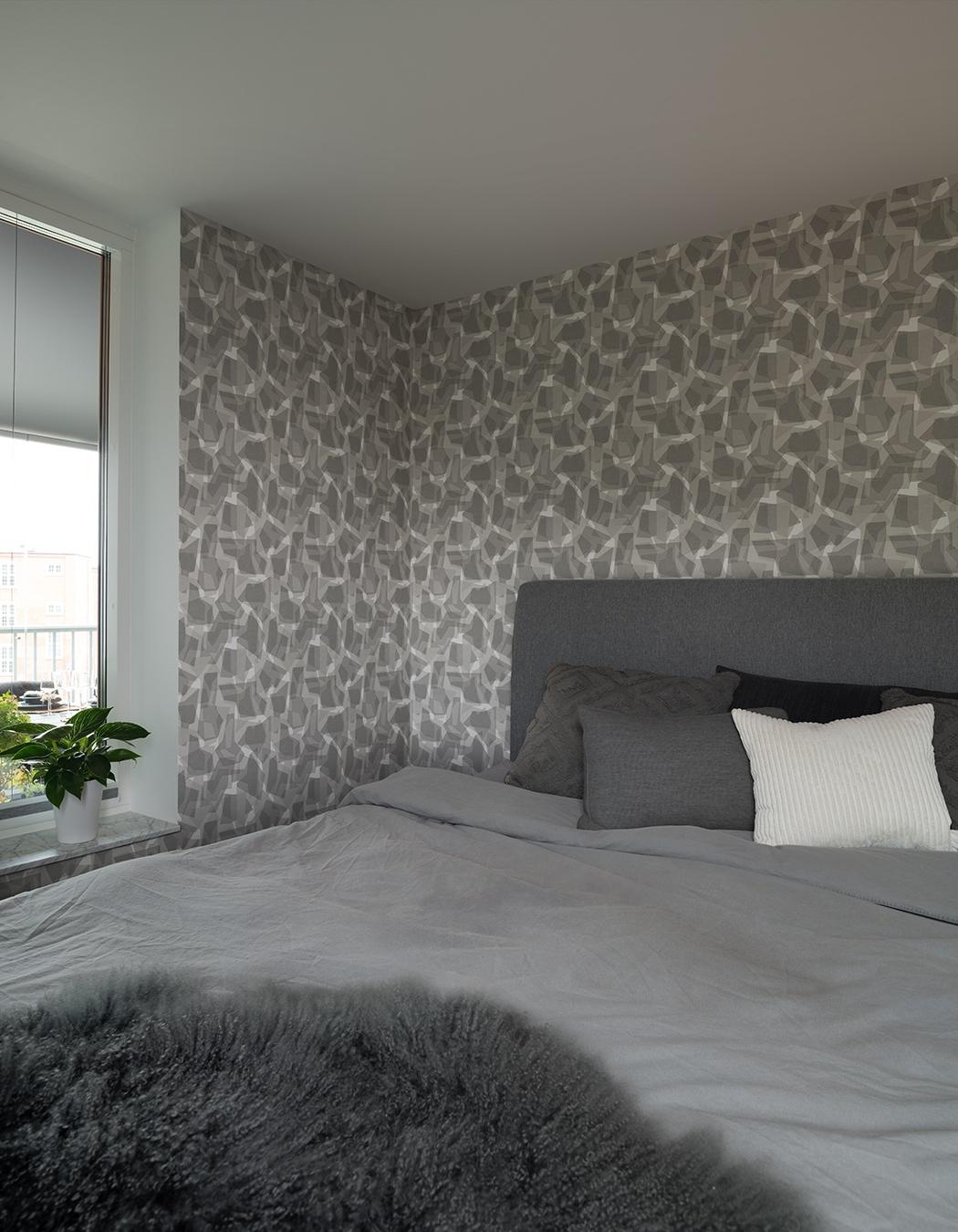 Camoflage tapet med geometriskt mönster i grå. Från kollektionen Elements. Nonwoven-material med rak passning.