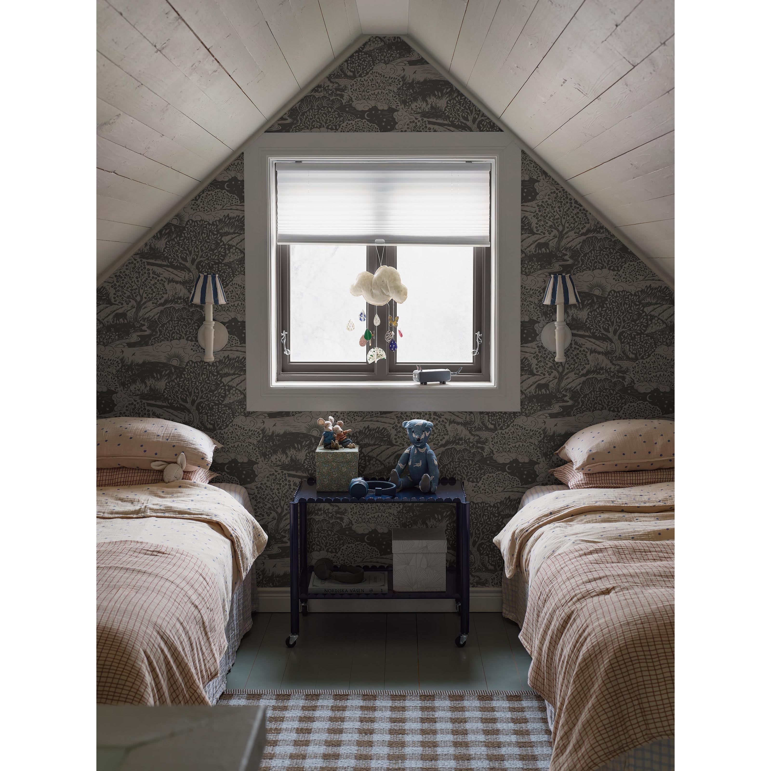 Solängen grå, tapet tapet med djur, naturochlandskap mönster i grå. Från kollektionen Nordic Folk. Nonwoven-material med förskjuten passning. Passar i tonårsrum och sovrum.