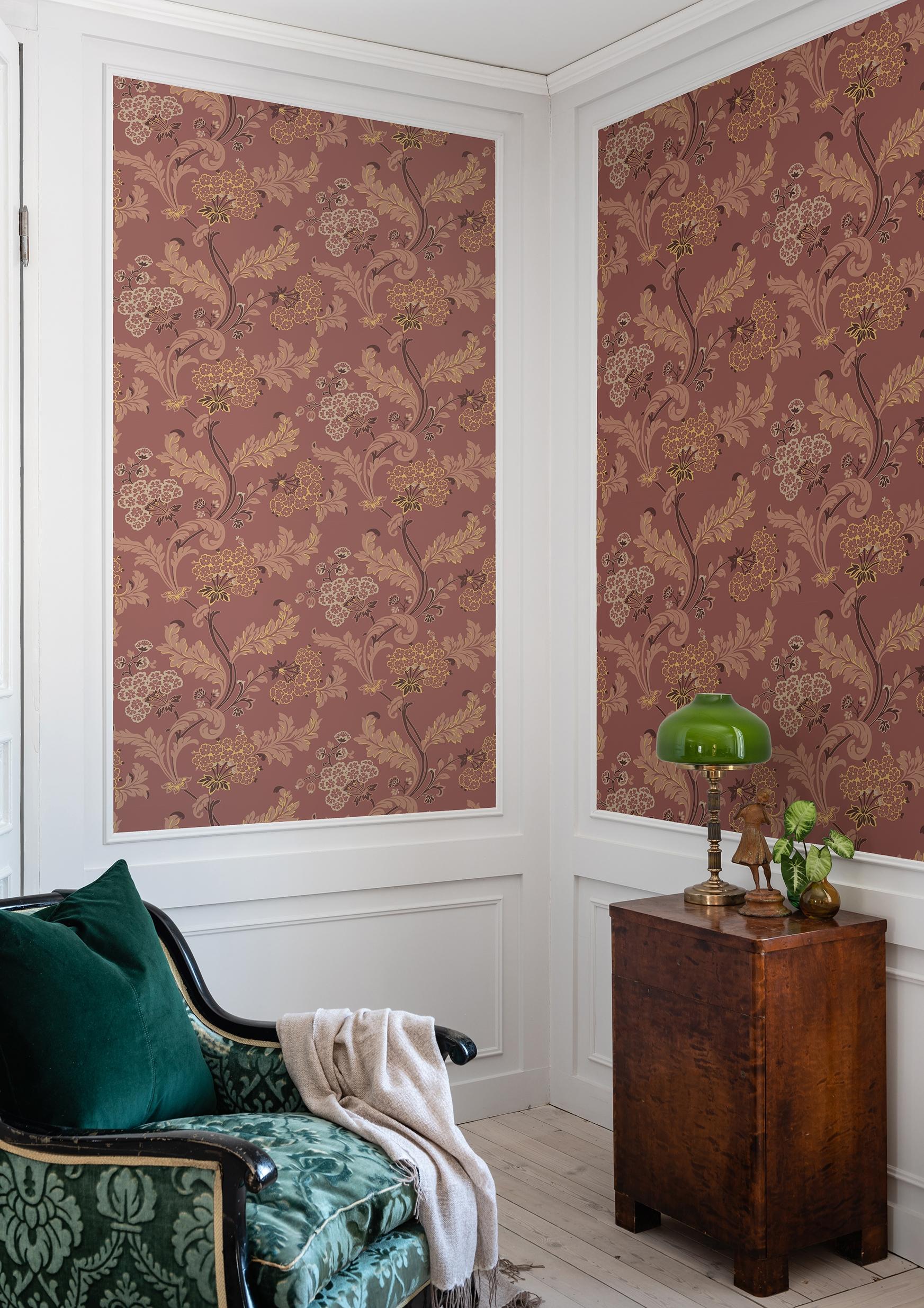 Lydias gård, Röd tapet från duro med botaniskt mönster i röd. Från kollektionen Gammalsvenska QuickUp. Nonwoven-material med förskjuten passning.