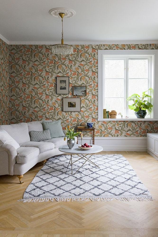 Bodri blommor och blad i grönt och orange tapet med blommigt mönster i grön och orange. Från kollektionen Lina 2. Nonwoven-material med förskjuten passning.