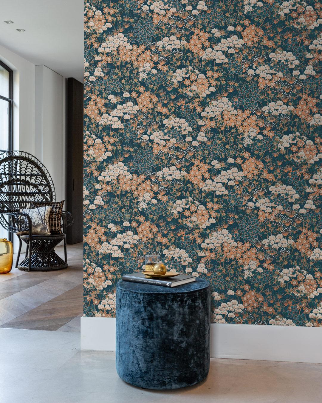 Indra 295169 tapet med blommigt mönster i blå. Från kollektionen Indra. Nonwoven-material med förskjuten passning. Passar i vardagsrum och matsal.