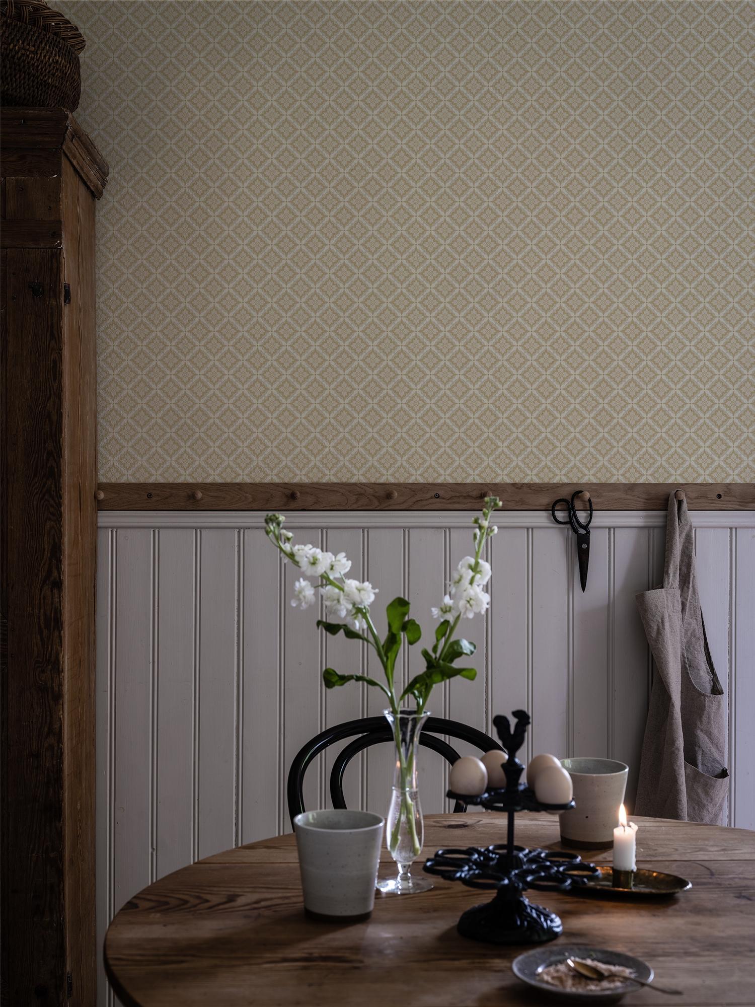 Ingrid Gul tapet med geometriskt mönster i gul. Från kollektionen Gammalsvenska klassiker 1850–1950. Nonwoven-material med rak passning. Passar i vardagsrum och matsal.